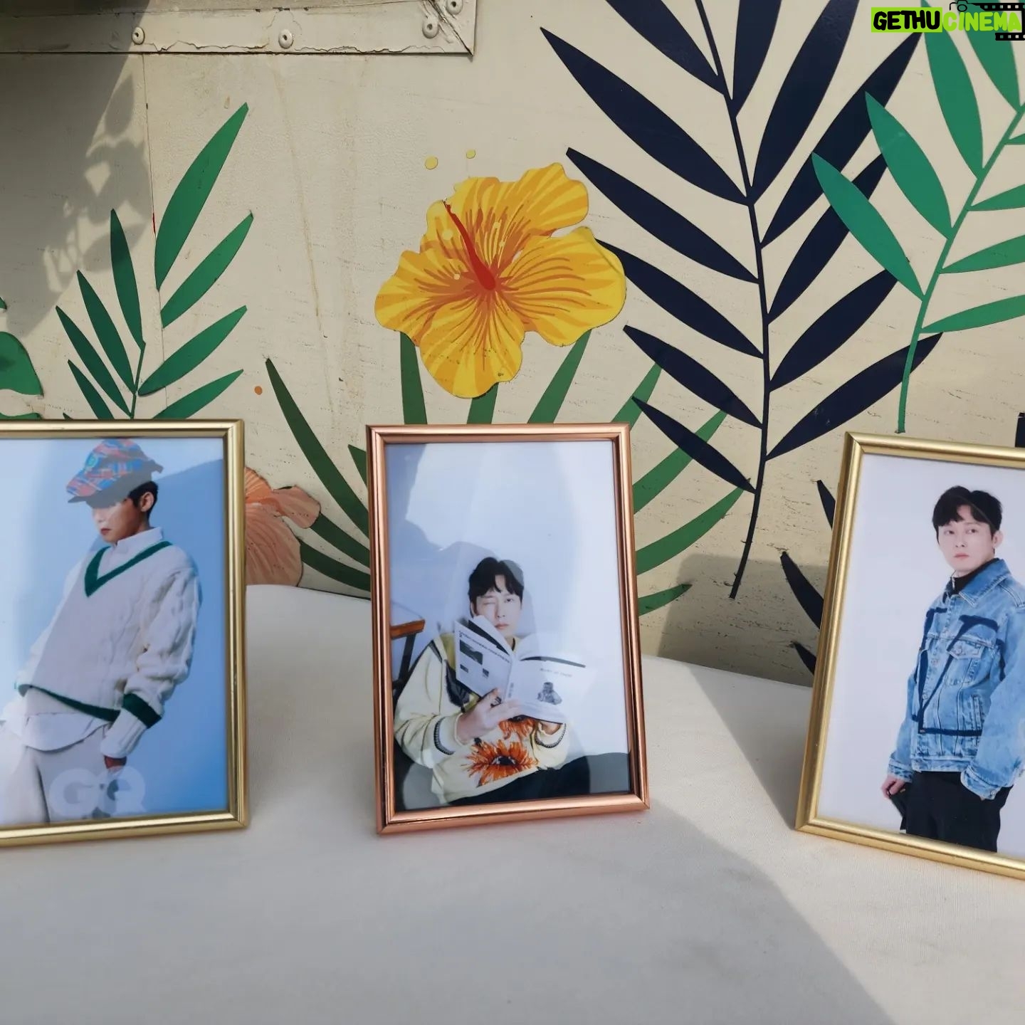 Park Byung-eun - 8.9K Likes - 멀리 전주까지 커피차 보내주신 팬 한분 한분께
감사드립니다~
'선산'의 스텝ㆍ배우분들 즐겁게 차한잔씩 하고
촬영 잘하고 있어요~
꾸러기 여러분들 감사드리고 항상 건강하고 느낌있는 하루하루 되세요~ 전주에서 박뱅~^^