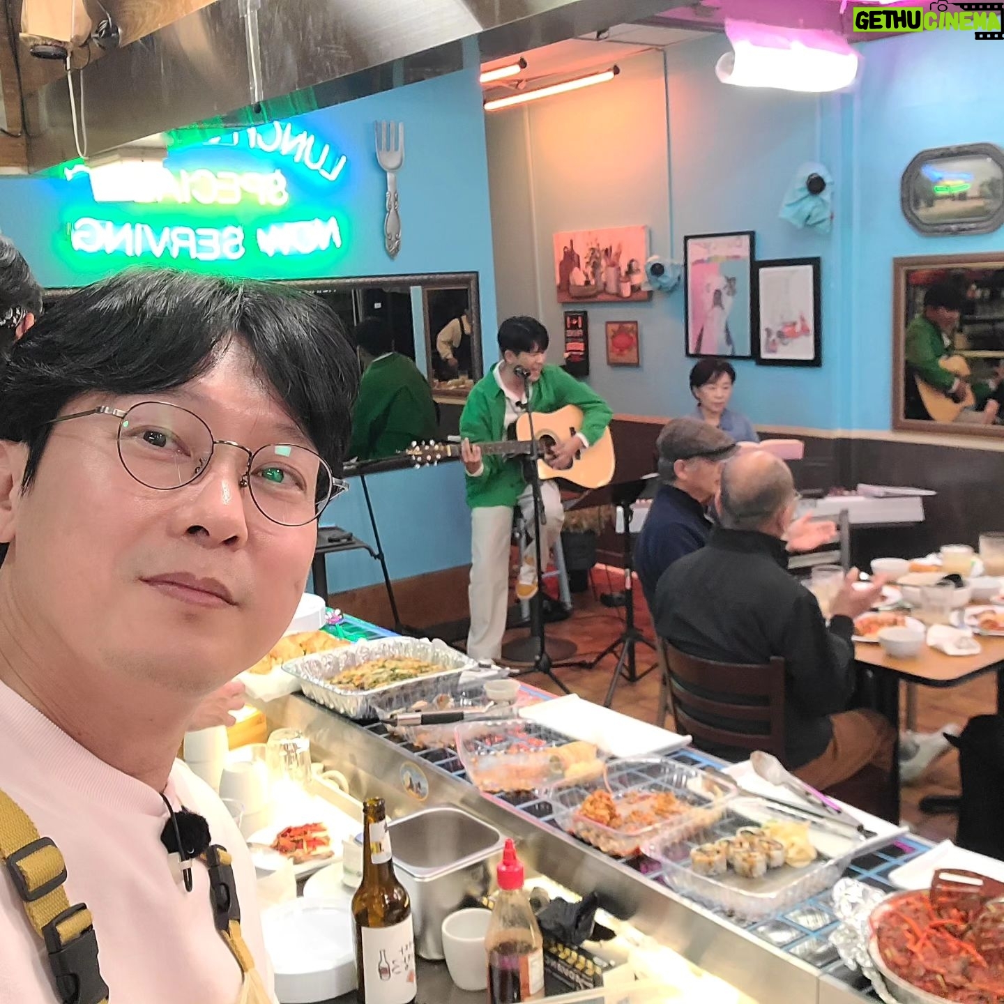 Park Byung-eun - 22.7K Likes - 어쩌다사장3 시간이 흐르다보니 오늘 마지막 방송이네요
태현이형 ㆍ인성이 우리 사장님들
경호ㆍ주환이 직원들
알바로 와준 보영이ㆍ아중이ㆍ경림이ㆍ효주
고생들 많았어~!! 그리고 마지막 알바로 와준 인비와 기협이도 땡큐~^^
오늘밤 8시 45분 Tvn
#어쩌다사장3