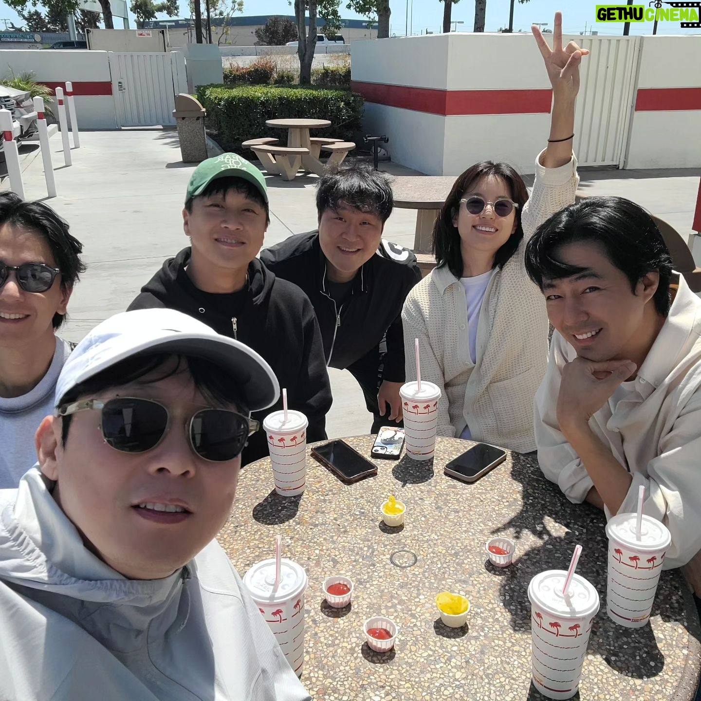Park Byung-eun - 22.7K Likes - 어쩌다사장3 시간이 흐르다보니 오늘 마지막 방송이네요
태현이형 ㆍ인성이 우리 사장님들
경호ㆍ주환이 직원들
알바로 와준 보영이ㆍ아중이ㆍ경림이ㆍ효주
고생들 많았어~!! 그리고 마지막 알바로 와준 인비와 기협이도 땡큐~^^
오늘밤 8시 45분 Tvn
#어쩌다사장3