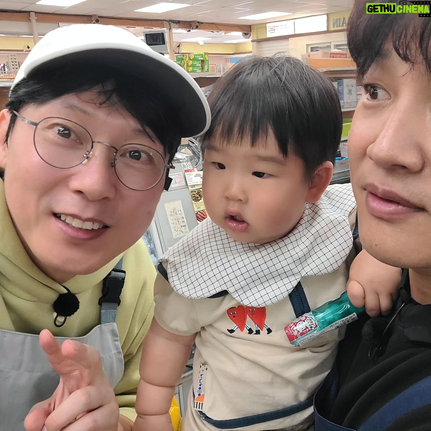 Park Byung-eun - 22.7K Likes - 어쩌다사장3 시간이 흐르다보니 오늘 마지막 방송이네요
태현이형 ㆍ인성이 우리 사장님들
경호ㆍ주환이 직원들
알바로 와준 보영이ㆍ아중이ㆍ경림이ㆍ효주
고생들 많았어~!! 그리고 마지막 알바로 와준 인비와 기협이도 땡큐~^^
오늘밤 8시 45분 Tvn
#어쩌다사장3
