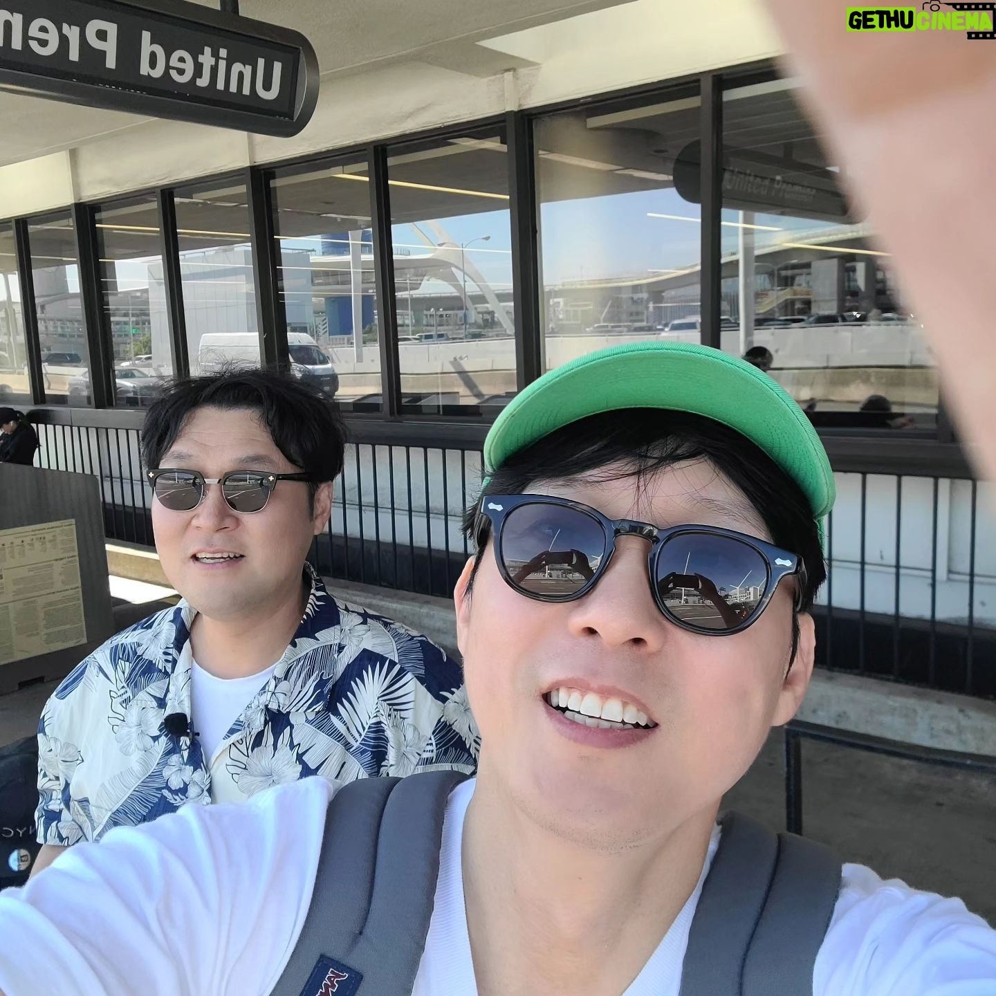Park Byung-eun - 22.7K Likes - 어쩌다사장3 시간이 흐르다보니 오늘 마지막 방송이네요
태현이형 ㆍ인성이 우리 사장님들
경호ㆍ주환이 직원들
알바로 와준 보영이ㆍ아중이ㆍ경림이ㆍ효주
고생들 많았어~!! 그리고 마지막 알바로 와준 인비와 기협이도 땡큐~^^
오늘밤 8시 45분 Tvn
#어쩌다사장3