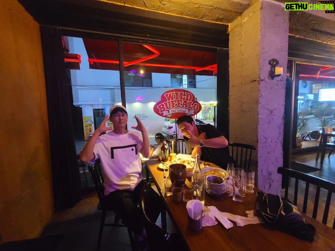 Park Byung-eun - 8.9K Likes - 얼마전 동엽이형이랑 간단히 생맥한잔~~
한잔더? 두잔더? 네잔은 마셔야지?
더....더? 막잔? 진짜 막잔?! ㅎㅎㅎㅎㅎㅎ