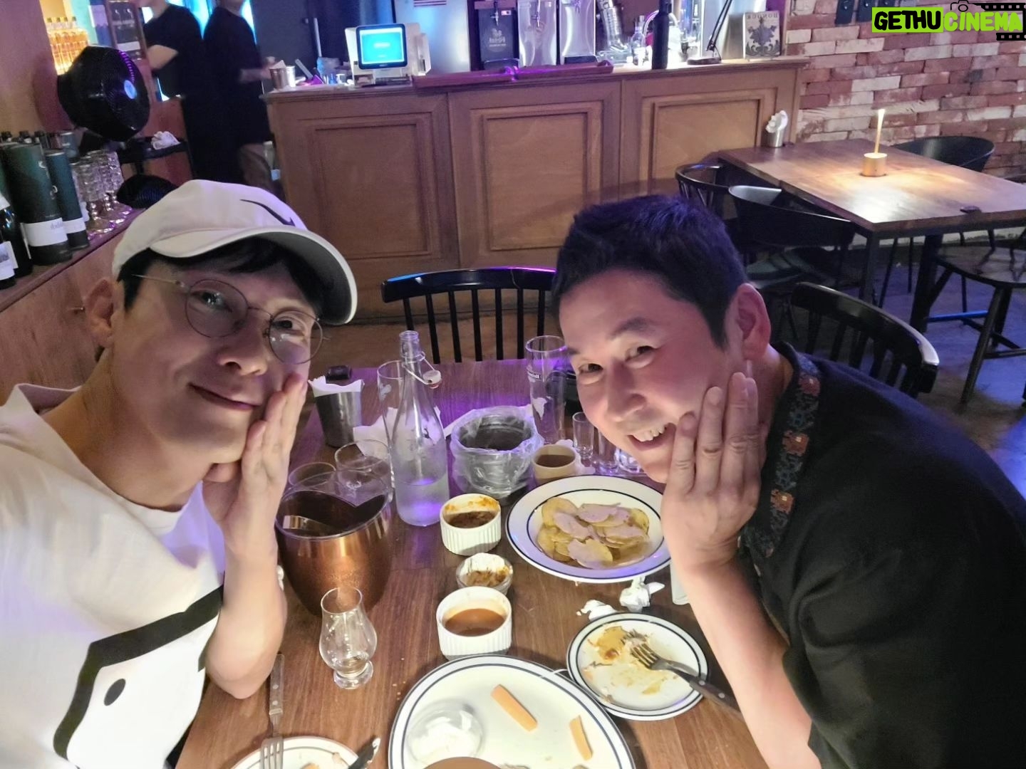 Park Byung-eun - 8.9K Likes - 얼마전 동엽이형이랑 간단히 생맥한잔~~
한잔더? 두잔더? 네잔은 마셔야지?
더....더? 막잔? 진짜 막잔?! ㅎㅎㅎㅎㅎㅎ