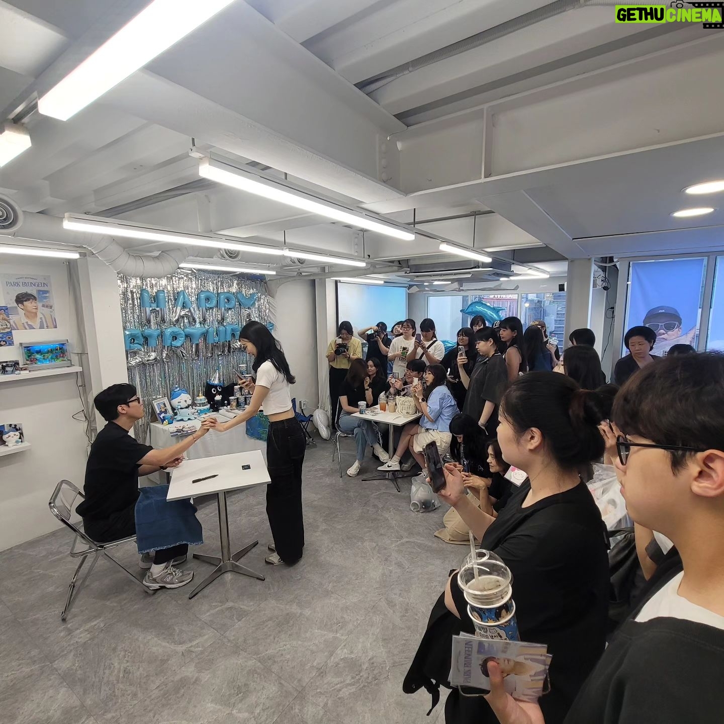 Park Byung-eun - 12.9K Likes - 몇일전 생일까페 열어준 우리팬들 너무 고마워요~
잊지못할 생일이 될꺼에요~
덥고 습한데 건강 조심들해요
항상 고마운 우리 꾸러기들~!!