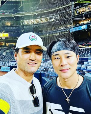 Park Chan-ho Instagram - 그라운드에서 활약하는 모습이 너무 멋지다.  어린팬들에게 기쁨주는 스타의 모습이 참 멋지다.  한국타자 우리타자 하썽킴의 2루타는 감동의 총알로 응원하는 우리들의 가슴에 지대로 박혀버린다.  인내할줄알고 참을줄알고 노력할줄알고 그리고 도전할줄아는 성장된 하썽킴을 본다.  유일하게 김하성만 타석에나오면 관중석에서는 함성의 메아리가 울려퍼진다.  하썽킴! 하썽킴!  하면서…아자아자 하썽킴 화이팅!!! 
  #김하성 #파드래스 #SanDiego  #padres #승리하는팀 #한국선수 #감동야구동영상 #수비천재 #팬서비스최고 #한국야구선수 #국가대표