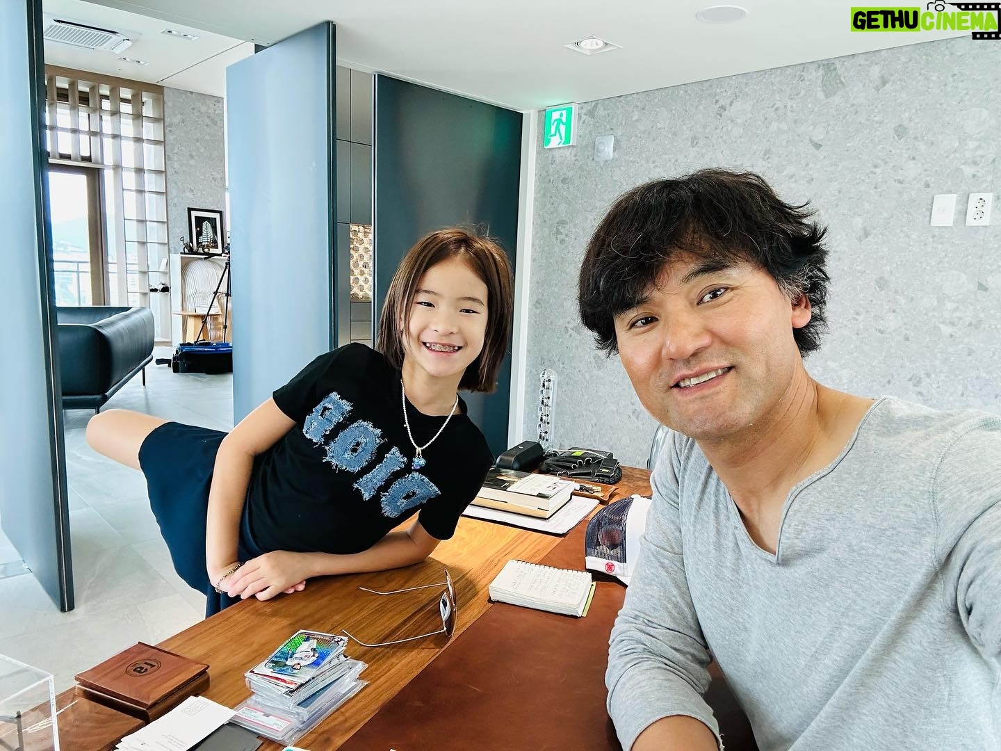 Park Chan-ho - 10.7K Likes - 아부지 사무실을 방문한 우리막둥이. 우리는 배달 짜장면 한그릇씩을 해치웠다. 그리고 막둥이한테 아부지 이야기를 해주었다. 아부지 어렸을때는 이 짜장면이 최고로 좋았다고…그리고 할머니가 그날 장사가 잘되면 짜장면 사주시는 날이었다고… 그리고 아까 배달아져씨는 비닐봉지에 짜장면을 가져왔는데…옛날에는 철가방으로 가져왔고 그 철가방을 여는순간이 가장 설레였다고….철가방아저씨는 음식을 깔아주고 사라진다. 그리고 나중에 다시 와서 짜장면 그릇을 가져갔다고 지금과 다른것들을 이야기해주었다. 혜린이는 한국을 좋다고 합니다. 왜? 편의점이 있다고…ㅎㅎ. #짜장면 #철가방아저씨 #옛날이야기 #아버지이야기 #막둥이그램 #chanhopark61