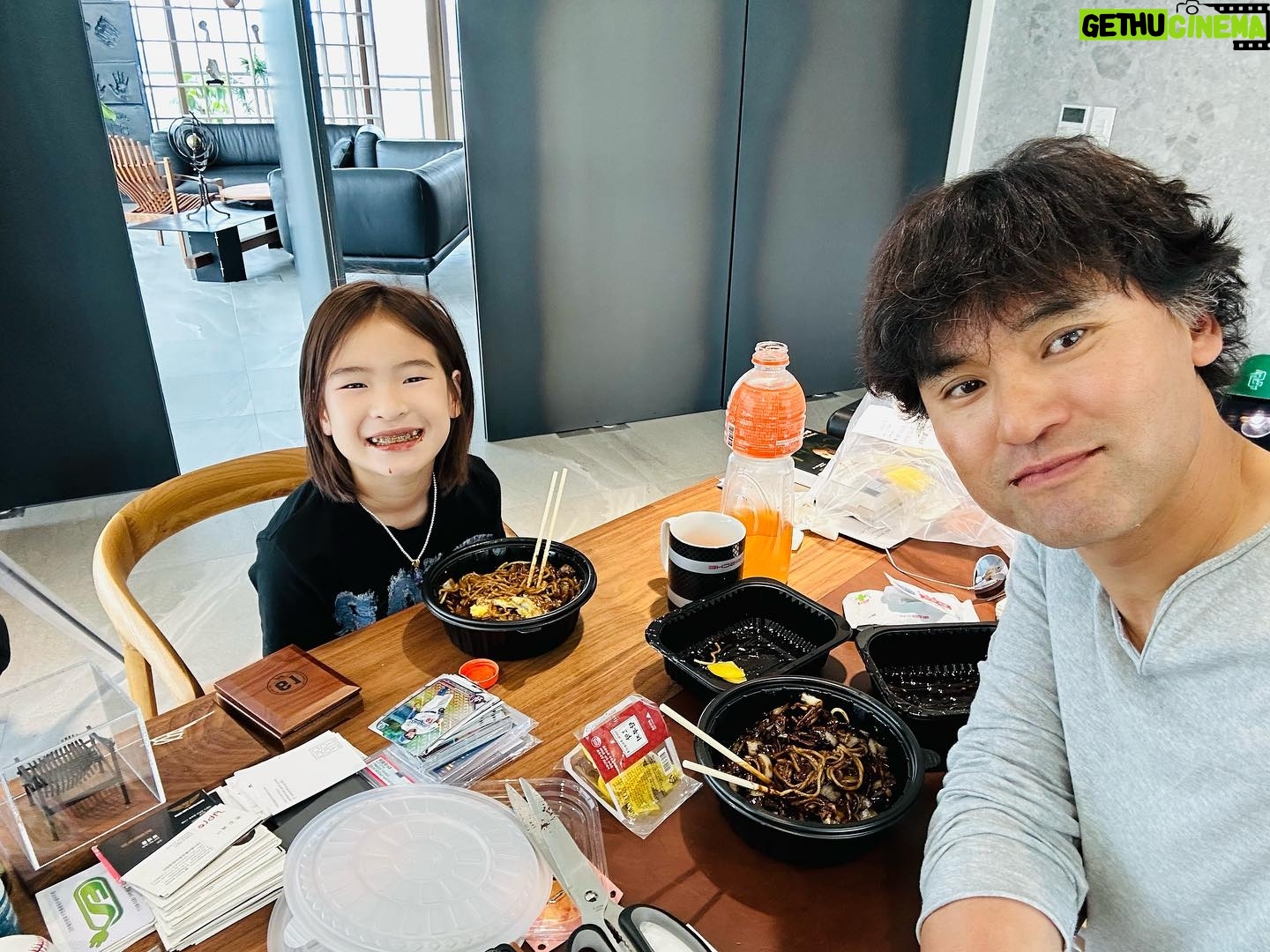 Park Chan-ho - 10.7K Likes - 아부지 사무실을 방문한 우리막둥이. 우리는 배달 짜장면 한그릇씩을 해치웠다. 그리고 막둥이한테 아부지 이야기를 해주었다. 아부지 어렸을때는 이 짜장면이 최고로 좋았다고…그리고 할머니가 그날 장사가 잘되면 짜장면 사주시는 날이었다고… 그리고 아까 배달아져씨는 비닐봉지에 짜장면을 가져왔는데…옛날에는 철가방으로 가져왔고 그 철가방을 여는순간이 가장 설레였다고….철가방아저씨는 음식을 깔아주고 사라진다. 그리고 나중에 다시 와서 짜장면 그릇을 가져갔다고 지금과 다른것들을 이야기해주었다. 혜린이는 한국을 좋다고 합니다. 왜? 편의점이 있다고…ㅎㅎ. #짜장면 #철가방아저씨 #옛날이야기 #아버지이야기 #막둥이그램 #chanhopark61