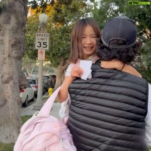 Park Chan-ho Instagram - 애들 엄마와 바톤터치, 다시시작한 우리 막둥이 등교 하교길을 함께 하는일, 아마도 내가 가장 즐거움을 많이 느끼는 시간이다.  아이들이 순수하고 착해질 수있는 것은 많은 시간을 부모와 함께 하는일이고 그일이 가장 중요한데. 미안함이 가득했다. 지난3개월을 끝내고 돌아온 아버지는 울 막둥이한테 행복을 받는다.  항상 건강하고 활발하고 착한 막둥아 고마워.  #등교 #하교길 #막둥이 #행복한시간 #아이들세계 #딸바보아빠