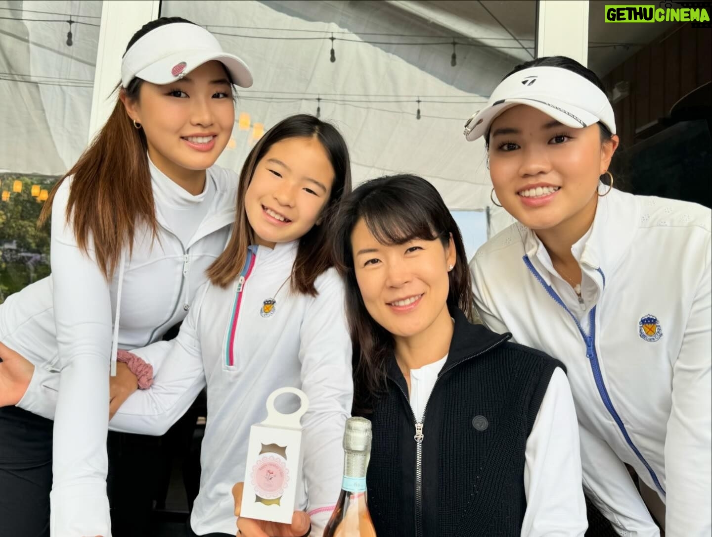 Park Chan-ho - 4.5K Likes - 역시딸? 딸이좋아~~~~. Mother’s Day 아이들은 어머니에게 즐겁고 의미깊은 하루를 만들어 주었습니다. 딸들 마음속에는 사랑하는 어머니가 가득합니다. 벌써 다 커버린 아이들 마음안에 아버지도 있었으면 좋겠다. ㅠㅠ. #해피마더스데이❤️