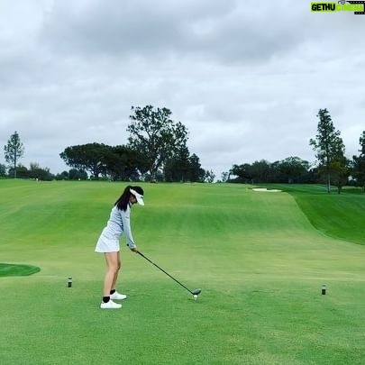 Park Chan-ho - 4.5K Likes - Hey guys do you have fun? 딸들 시합 따라다니는 재미는 좋은 샷들이 더욱 즐겁게 한다. 파세이브하면 나이스…버디하면 오예…. 보기하면 아이구….더블보기하면 오마이갓…. 아버지얼굴 망가지진다. 홈런한방 맞은느낌이 되살아난다. 그래도 마지막홀에서 버디로 승리하는 딸들이 모든걸 잊게하고 자랑스럽게 한다. 자식키우는마음에는 기대심도 많지만 함께 하는 시간속에서 얻는 기쁨 보람 배움들이 더욱 많다. 각자의 경쟁속에서 성장하는아이들. 결국 자신을 통제하는 힘이 목표를 향한 결실을 만든다. 아이들을 보며 옛생각을 하며 새롭게 아이들에게 배운다. 사랑해우리딸…..
#딸바보아빠 #골프가족 #골프시합#자매팀플레이 #golfswing #parksgolf #juniorgolf