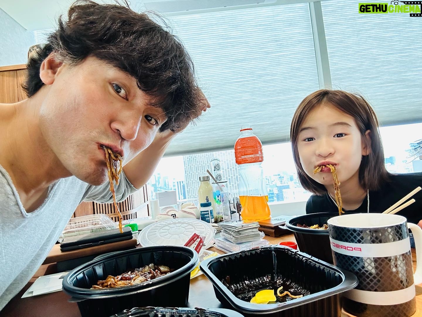 Park Chan-ho - 10.7K Likes - 아부지 사무실을 방문한 우리막둥이. 우리는 배달 짜장면 한그릇씩을 해치웠다. 그리고 막둥이한테 아부지 이야기를 해주었다. 아부지 어렸을때는 이 짜장면이 최고로 좋았다고…그리고 할머니가 그날 장사가 잘되면 짜장면 사주시는 날이었다고… 그리고 아까 배달아져씨는 비닐봉지에 짜장면을 가져왔는데…옛날에는 철가방으로 가져왔고 그 철가방을 여는순간이 가장 설레였다고….철가방아저씨는 음식을 깔아주고 사라진다. 그리고 나중에 다시 와서 짜장면 그릇을 가져갔다고 지금과 다른것들을 이야기해주었다. 혜린이는 한국을 좋다고 합니다. 왜? 편의점이 있다고…ㅎㅎ. #짜장면 #철가방아저씨 #옛날이야기 #아버지이야기 #막둥이그램 #chanhopark61