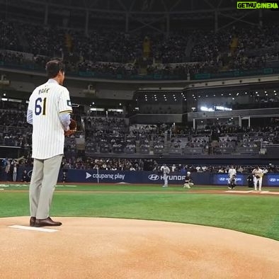 Park Chan-ho - 30.1K Likes - 말이없어서 놀래들하니까 다시 올려봅니다. 나도 때로는 울기도하고 웃기도하고 침묵하기도하고 그리고 할말을 잃을때도 있습니다. 찐짜루…. 하루종일 말만하진 않습니다. 그러니 걱정하지마세요. 푸하하하. 어제는 30년의 시간을 되돌아보는 뜻깊은 시간이었습니다. 메이저리그경기 그것도 나의 팀들이 내나라에서 시즌오픈닝을 할줄은 상상도 못했습니다. 그 새로운 역사속에서 과거의 박찬호와 현재의 김하성이 한국 팬들에게 의미있는 모습을 보여줄수있어서 좋았습니다. 꿈꾸는 가슴속에 뜨거움이있고 그뜨거움은 과거와 현재 그리고 미래를 위해 달린다. 선후배라는 역사줄은 계속 이어질것이고 그 줄은 갈수록 멋지고 단단하게 야구팬들과 국민들을 긍지로 열광시킬 것이다. 감사합니다 여러분.