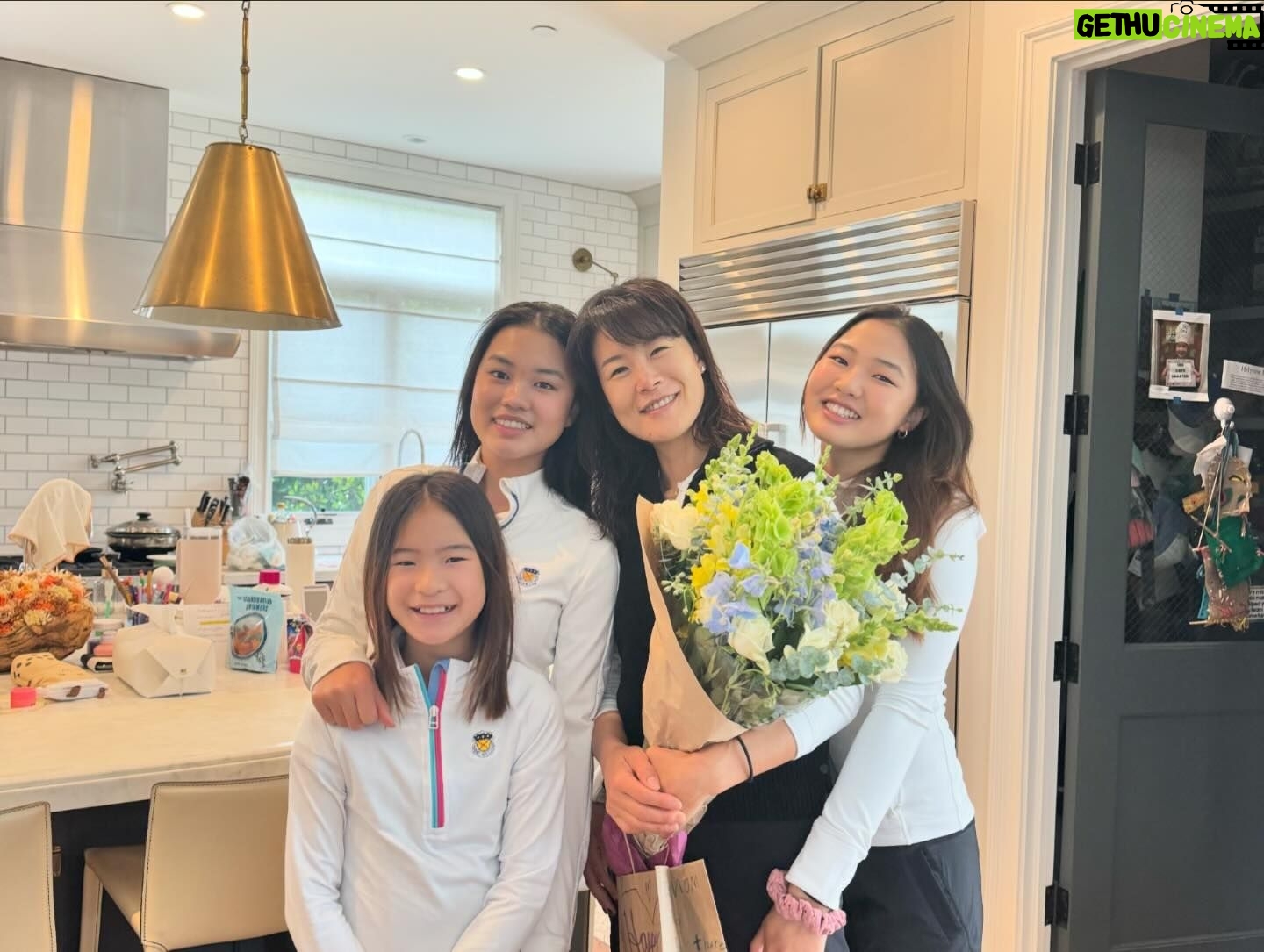 Park Chan-ho - 4.5K Likes - 역시딸? 딸이좋아~~~~. Mother’s Day 아이들은 어머니에게 즐겁고 의미깊은 하루를 만들어 주었습니다. 딸들 마음속에는 사랑하는 어머니가 가득합니다. 벌써 다 커버린 아이들 마음안에 아버지도 있었으면 좋겠다. ㅠㅠ. #해피마더스데이❤️