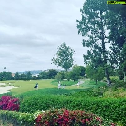 Park Chan-ho - 4.5K Likes - Hey guys do you have fun? 딸들 시합 따라다니는 재미는 좋은 샷들이 더욱 즐겁게 한다. 파세이브하면 나이스…버디하면 오예…. 보기하면 아이구….더블보기하면 오마이갓…. 아버지얼굴 망가지진다. 홈런한방 맞은느낌이 되살아난다. 그래도 마지막홀에서 버디로 승리하는 딸들이 모든걸 잊게하고 자랑스럽게 한다. 자식키우는마음에는 기대심도 많지만 함께 하는 시간속에서 얻는 기쁨 보람 배움들이 더욱 많다. 각자의 경쟁속에서 성장하는아이들. 결국 자신을 통제하는 힘이 목표를 향한 결실을 만든다. 아이들을 보며 옛생각을 하며 새롭게 아이들에게 배운다. 사랑해우리딸…..
#딸바보아빠 #골프가족 #골프시합#자매팀플레이 #golfswing #parksgolf #juniorgolf
