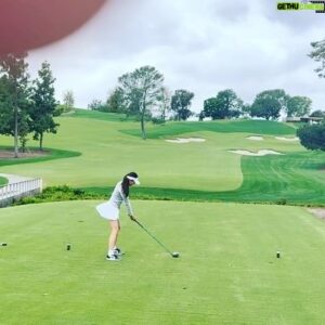 Park Chan-ho Instagram - Hey guys do you have fun?  딸들 시합 따라다니는 재미는 좋은 샷들이 더욱 즐겁게 한다.  파세이브하면 나이스…버디하면 오예…. 보기하면 아이구….더블보기하면 오마이갓…. 아버지얼굴 망가지진다.  홈런한방 맞은느낌이 되살아난다.  그래도 마지막홀에서 버디로 승리하는 딸들이 모든걸 잊게하고 자랑스럽게 한다. 자식키우는마음에는 기대심도 많지만 함께 하는 시간속에서 얻는 기쁨 보람 배움들이 더욱 많다.  각자의 경쟁속에서 성장하는아이들.  결국 자신을 통제하는 힘이 목표를 향한 결실을 만든다.  아이들을 보며 옛생각을 하며 새롭게 아이들에게 배운다.  사랑해우리딸…..
#딸바보아빠 #골프가족 #골프시합#자매팀플레이 #golfswing #parksgolf #juniorgolf