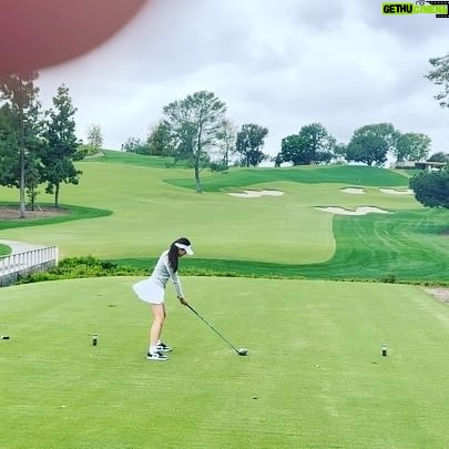 Park Chan-ho - 4.5K Likes - Hey guys do you have fun? 딸들 시합 따라다니는 재미는 좋은 샷들이 더욱 즐겁게 한다. 파세이브하면 나이스…버디하면 오예…. 보기하면 아이구….더블보기하면 오마이갓…. 아버지얼굴 망가지진다. 홈런한방 맞은느낌이 되살아난다. 그래도 마지막홀에서 버디로 승리하는 딸들이 모든걸 잊게하고 자랑스럽게 한다. 자식키우는마음에는 기대심도 많지만 함께 하는 시간속에서 얻는 기쁨 보람 배움들이 더욱 많다. 각자의 경쟁속에서 성장하는아이들. 결국 자신을 통제하는 힘이 목표를 향한 결실을 만든다. 아이들을 보며 옛생각을 하며 새롭게 아이들에게 배운다. 사랑해우리딸…..
#딸바보아빠 #골프가족 #골프시합#자매팀플레이 #golfswing #parksgolf #juniorgolf