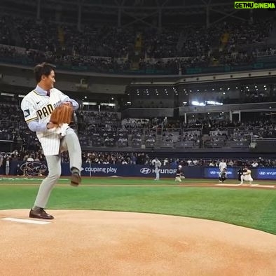 Park Chan-ho - 30.1K Likes - 말이없어서 놀래들하니까 다시 올려봅니다. 나도 때로는 울기도하고 웃기도하고 침묵하기도하고 그리고 할말을 잃을때도 있습니다. 찐짜루…. 하루종일 말만하진 않습니다. 그러니 걱정하지마세요. 푸하하하. 어제는 30년의 시간을 되돌아보는 뜻깊은 시간이었습니다. 메이저리그경기 그것도 나의 팀들이 내나라에서 시즌오픈닝을 할줄은 상상도 못했습니다. 그 새로운 역사속에서 과거의 박찬호와 현재의 김하성이 한국 팬들에게 의미있는 모습을 보여줄수있어서 좋았습니다. 꿈꾸는 가슴속에 뜨거움이있고 그뜨거움은 과거와 현재 그리고 미래를 위해 달린다. 선후배라는 역사줄은 계속 이어질것이고 그 줄은 갈수록 멋지고 단단하게 야구팬들과 국민들을 긍지로 열광시킬 것이다. 감사합니다 여러분.
