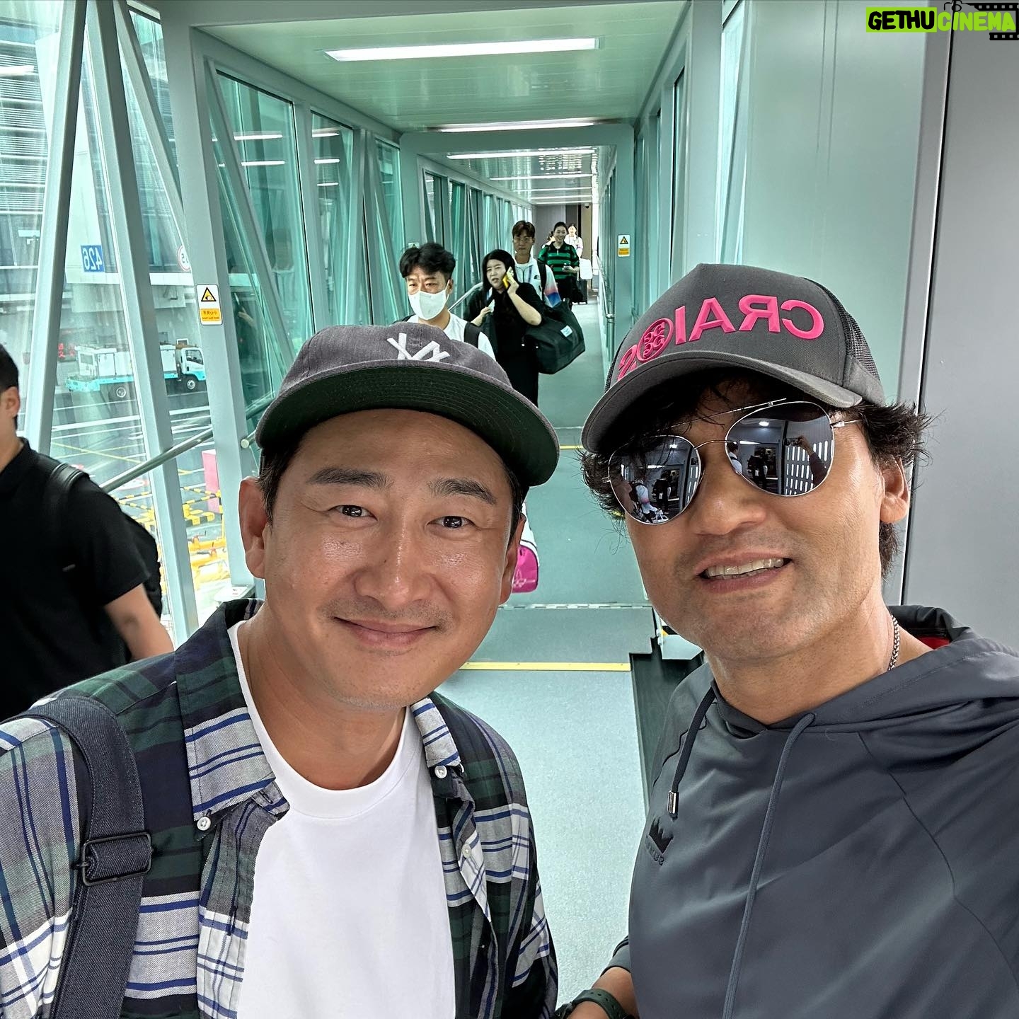 Park Chan-ho - 8.1K Likes - 목표를 세우고 최선을 다하고 임무를 마친자들…승리의 축배와 함께하는 기쁨은 그들만의 것이 아닌 우리 모두의 것이었다. 장하고 기특하고 고마웠던 순간들의 기쁨을 함께 했다. 집으로 돌아오는 그들의 마음속에는 더욱 성숙하고 감사함으로 새로운 미래를 위한 성장설계를 하길바란다. 금메달을 축하합니다 한국야구 화이팅 코리아!!
#승리한자들 #환호하는자들 #함께했던자들 #기뻐하는사람들 #한국야구 #발전하는시간 #화이팅하자.