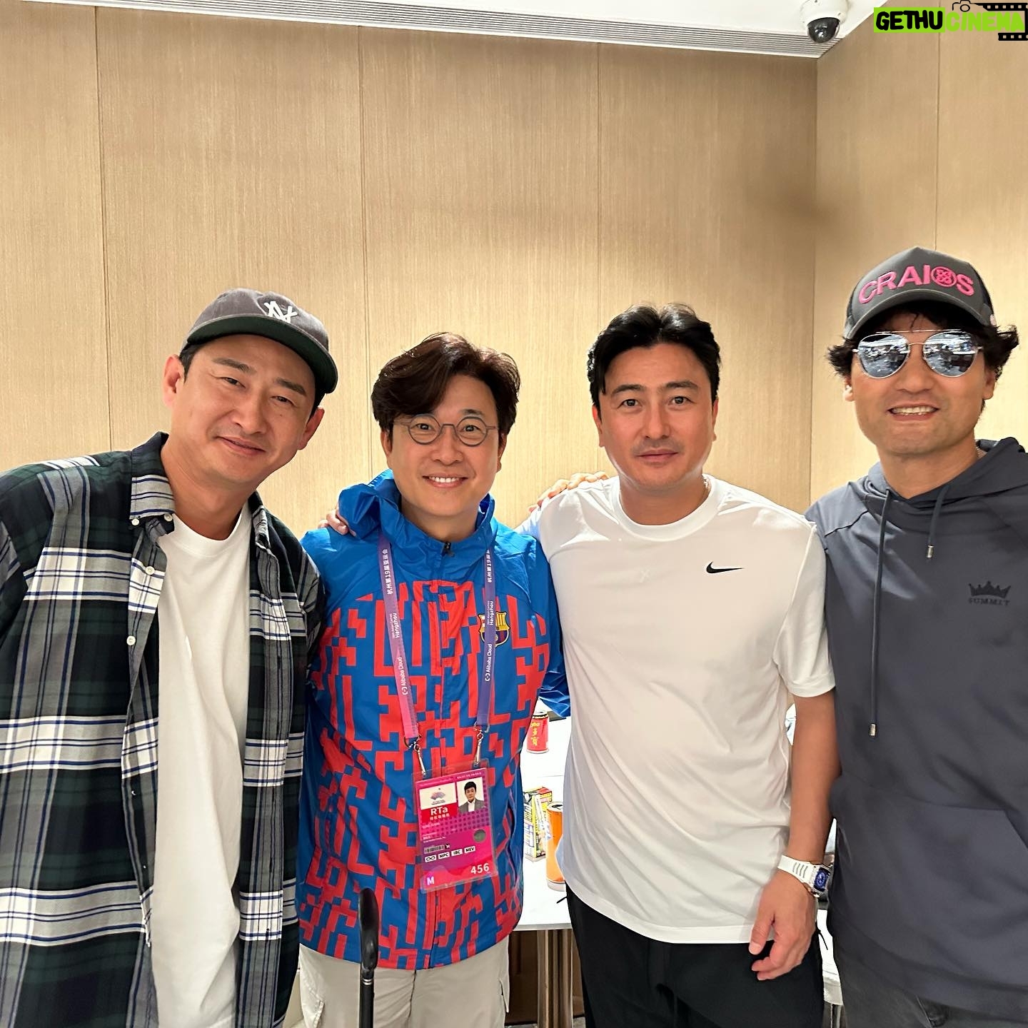 Park Chan-ho - 8.1K Likes - 목표를 세우고 최선을 다하고 임무를 마친자들…승리의 축배와 함께하는 기쁨은 그들만의 것이 아닌 우리 모두의 것이었다. 장하고 기특하고 고마웠던 순간들의 기쁨을 함께 했다. 집으로 돌아오는 그들의 마음속에는 더욱 성숙하고 감사함으로 새로운 미래를 위한 성장설계를 하길바란다. 금메달을 축하합니다 한국야구 화이팅 코리아!!
#승리한자들 #환호하는자들 #함께했던자들 #기뻐하는사람들 #한국야구 #발전하는시간 #화이팅하자.