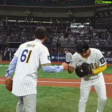 Park Chan-ho - 30.1K Likes - 말이없어서 놀래들하니까 다시 올려봅니다. 나도 때로는 울기도하고 웃기도하고 침묵하기도하고 그리고 할말을 잃을때도 있습니다. 찐짜루…. 하루종일 말만하진 않습니다. 그러니 걱정하지마세요. 푸하하하. 어제는 30년의 시간을 되돌아보는 뜻깊은 시간이었습니다. 메이저리그경기 그것도 나의 팀들이 내나라에서 시즌오픈닝을 할줄은 상상도 못했습니다. 그 새로운 역사속에서 과거의 박찬호와 현재의 김하성이 한국 팬들에게 의미있는 모습을 보여줄수있어서 좋았습니다. 꿈꾸는 가슴속에 뜨거움이있고 그뜨거움은 과거와 현재 그리고 미래를 위해 달린다. 선후배라는 역사줄은 계속 이어질것이고 그 줄은 갈수록 멋지고 단단하게 야구팬들과 국민들을 긍지로 열광시킬 것이다. 감사합니다 여러분.