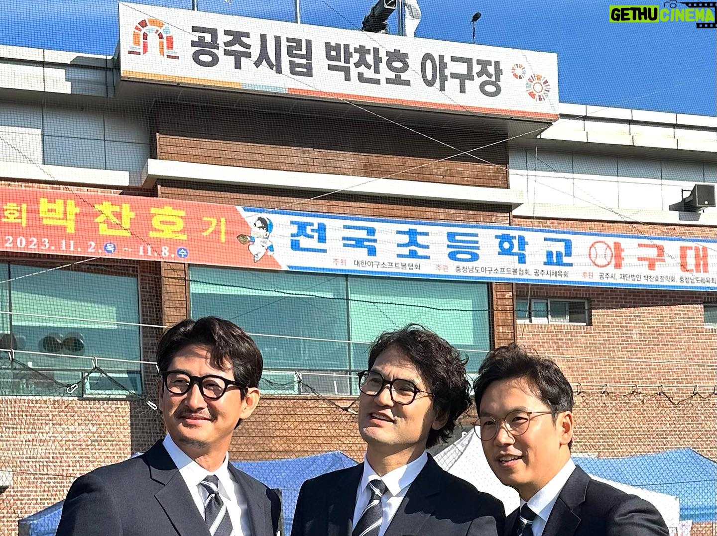 Park Chan-ho - 7.7K Likes - 어린꿈나무들의 명승부에 용호쌍박 제갈광용팀이 해설을 하였습니다. 처음으로 정규방송에서 유소년 야구경기를 방송했습니다. 오늘경기 해설속에서 우리는 한국야구의 밝은 미래를 짐작할수있었습니다. 꿈꾸는 아이들의 추억속에서는 분명 미래의 훌륭함을 그렸을겁니다. 꿈꾸는 소년들의 도전에 화이팅을 보냅니다. 멀리 공주까지 와서 아이들에게 큰 선물을주고 꿈을 키어준 박용택위원,이광용캐스터 그리고 KBS스포츠팀 에게 감사합니다. 우리는 WBC대회에서 우리가 했던 말의 책임을 하나씩하나씩 함께 실천합니다. 고마운사람들…