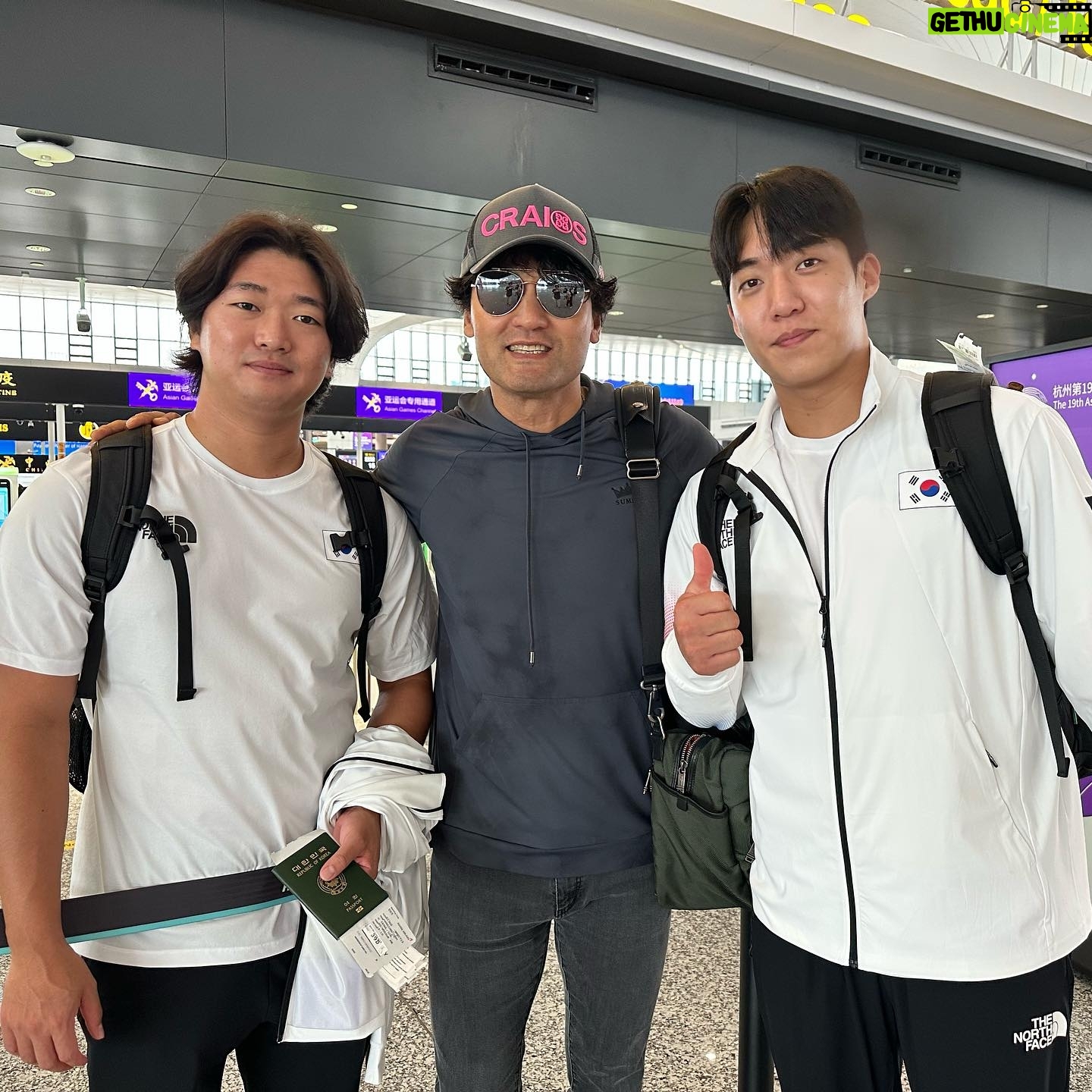 Park Chan-ho - 8.1K Likes - 목표를 세우고 최선을 다하고 임무를 마친자들…승리의 축배와 함께하는 기쁨은 그들만의 것이 아닌 우리 모두의 것이었다. 장하고 기특하고 고마웠던 순간들의 기쁨을 함께 했다. 집으로 돌아오는 그들의 마음속에는 더욱 성숙하고 감사함으로 새로운 미래를 위한 성장설계를 하길바란다. 금메달을 축하합니다 한국야구 화이팅 코리아!!
#승리한자들 #환호하는자들 #함께했던자들 #기뻐하는사람들 #한국야구 #발전하는시간 #화이팅하자.