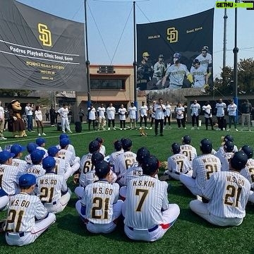 Park Chan-ho - 4.9K Likes - 꿈꾸는 아이들, 그들의 마음속에 그려진 미래를 위해 누군가는 코치가되고 응원주는 선배가 있어야한다. 작지만 함께하는 시간이 즐겁고 그아이들의 성장한 모습을 기대하며 그보람있는 일들에 노력한다. 우리 코맹이들이 대한민국 미래를 이끌어가며 그 위상을 높일것이다. 야구유소년 화이팅!! #코맹이야구 #꿈꾸는아이들 #화이팅코리아🇰🇷 #용산어린이정원 #도미노피자 #노랑치킨 #투섬플레이스케익 #밀란문구 #함께하는즐거움 #고마운분들