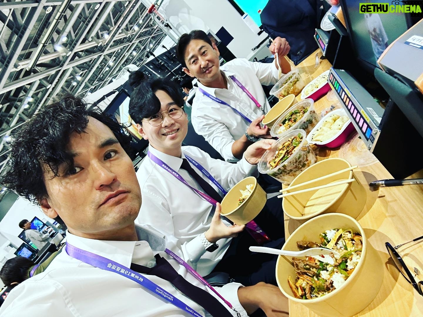 Park Chan-ho - 6.7K Likes - 결승전 한국금메달 경기를 준비하는 우리 KBS해설팀의 점심. 잘먹고 화이팅 합시다. 야구는 KBS로 응원합시다. 듣는게 좀 힘드시겠지만 …. 다같이 화이팅 필승 코리아..