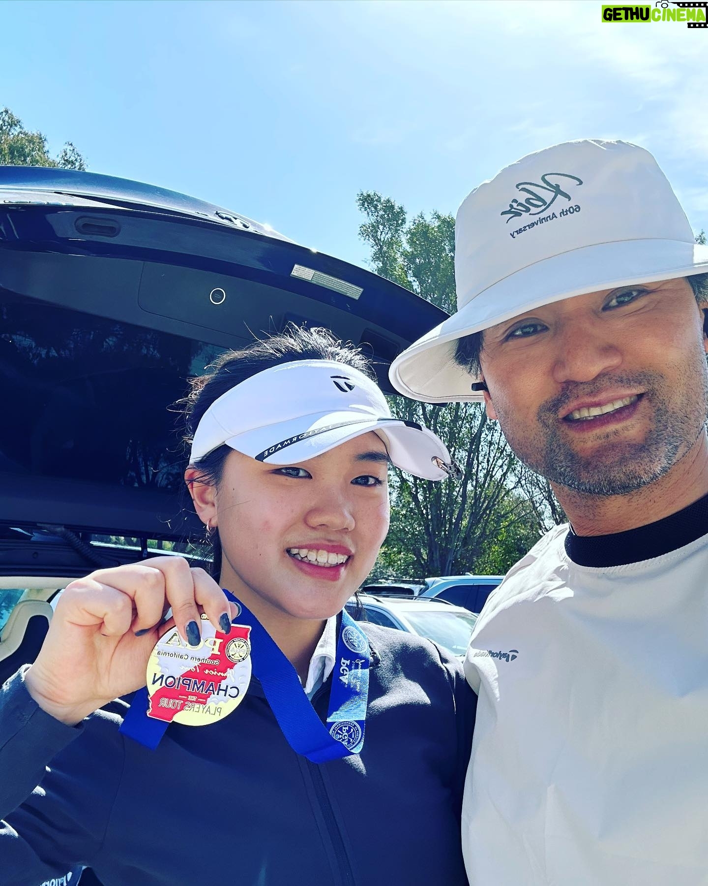 Park Chan-ho - 7.9K Likes - 시합날은 항상 긴장감과 두려움이 무거운 옷을 입힌다. 애린이도 오늘 시합장으로 가는 길이 무거워보였다. 이른 아침부터 이동해야하는 지라 피곤함까지 더해 보였다. 무엇이 두렵냐는 아버지의 질문에 미스샷들이 나올것 같고 그에 따른 결과에 대한 걱정이 있다고 했다. 이내 아버지는 말할 찬스가 온듯 딸에게 긴 스토리를 들려주었다.ㅎㅎ. 아버지는 말야… 오래동안 수많은 시합을 하면서 한번도 긴강감없고 두려움없는 경기를 해본적이 없었다. 그래서 도전인거야…. 많은 시간이 지나고 나니까 알겠더라고…시합장에서 경쟁은 상대가 아니었고 나 자신이었다는 것을… 상대하고의 경쟁은 정작 훈련할때 였다는거야…. 훈련할때 상대를 겨냥한 경쟁심을 담으면 지침이없고 더욱 노력하게 된다는거야…. 그러니 시합장에서는 결국 내가 훈련한것들을 그대로 재현하는 집중만 하면되는거야… 그래서 시합은 결국 자신과의 경쟁인거야. 시합은 훈련처럼, 훈련은 시합처럼 이라는 말이있다. 자신의 훈련이 어떠했는지 알고 최선을 다하는 거야…. 침착하게 하나하나씩 만들어가면서 재미를 느낄수있어야한다 우리딸. 분명 재믿으면 잘 될거다. 화이팅! 그런데 애린이는 차안에서 아버지의 이야기를 들으면서 잠들어버렸습니다. 침착하게 하나씩 다듬어 가면서 시합을 풀어가는 모습이 좋았습니다. 가끔 미스가 나오면 연속으로 두번을 하지않았습니다. 축하한다 박애린!