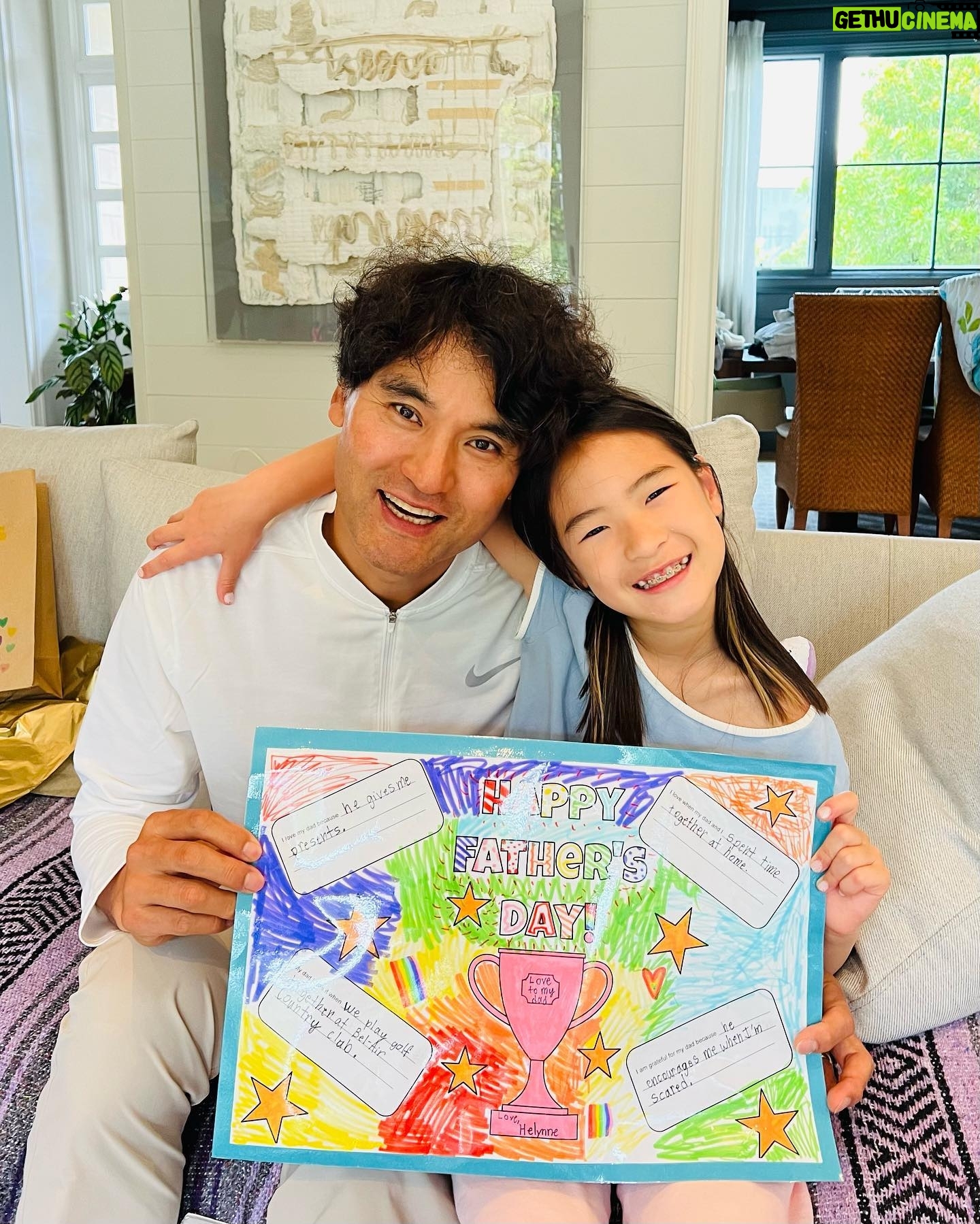 Park Chan-ho - 4.5K Likes - 아침에 방에서 나오니까 아이들은 Happy Father’s Day!!! 라고 외친다. 막둥이는 아버지를 위해 만든 선물을 꺼내주며 읽어준다. 애린이는 아버지를 위한 스페시얼 팬케이크를 만들어주고 세린이는 스페시얼이라고 시원한 과일 쉐이크를 만들어주었다. 일년에 한번 아버지들이 대접받는 하루 오늘 난 아버지로써 무척 기분 좋은 하루였다. 딸셋이라서 행운이라는 말들의 의미는 오늘 같은 날을 두고 하는 말인가 보다. 고맙다 딸님들! 그리고 우리는 PGA에서 가장 큰대회인 US Open final 경기를 관람하고 왔다. 예상치 못했던 선수의 우승 축배는 또다른 값진 스포츠 스토리가 되었다. 병으로 어머니를 잃은 선수의 우승를 축하합니다. His mother is so proud of him. #lovefamily #fathersday #pga #usopen #딸부자 #대접받는아버지 #chanhopark61 #wyndhamclark #thewinner