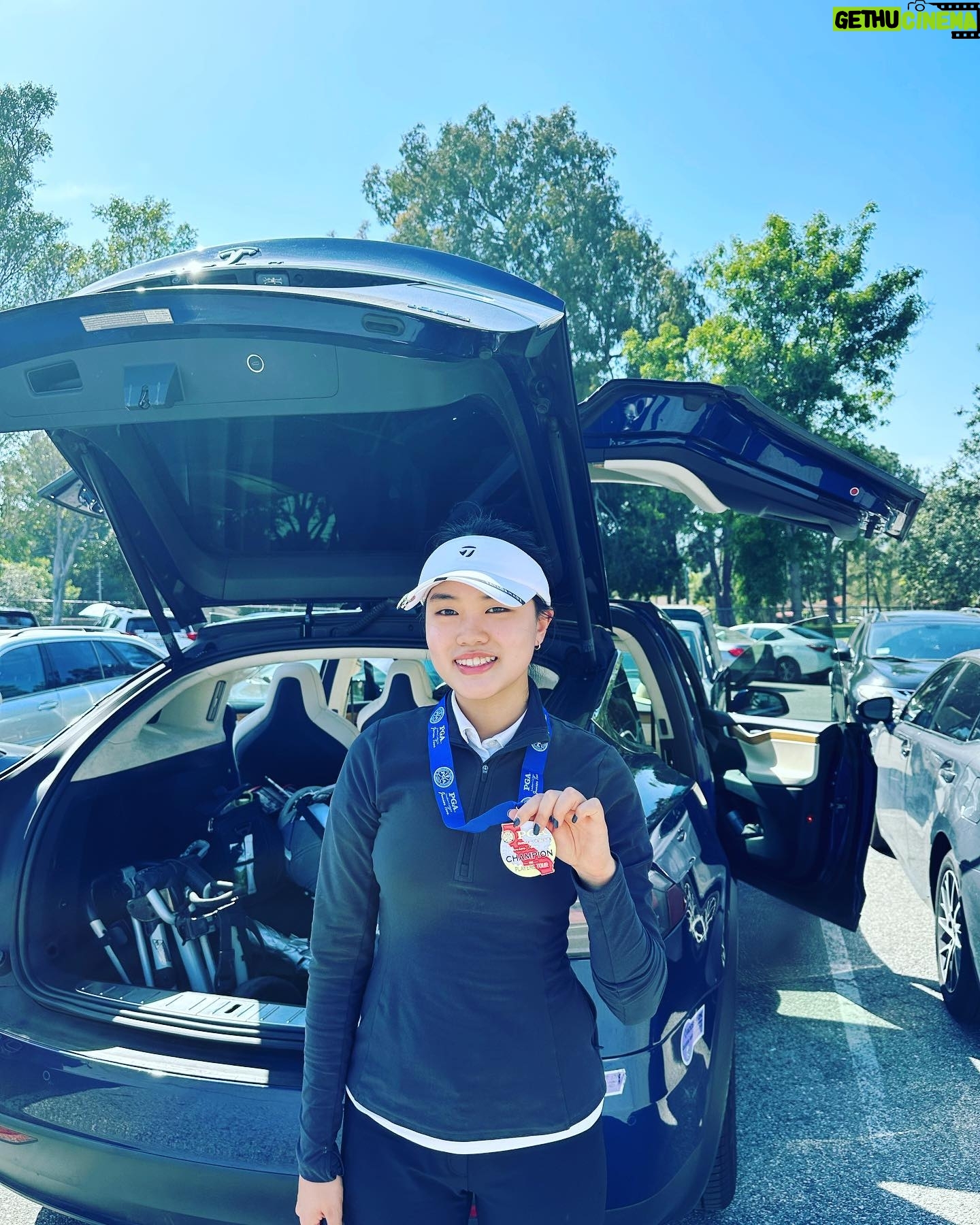 Park Chan-ho - 7.9K Likes - 시합날은 항상 긴장감과 두려움이 무거운 옷을 입힌다. 애린이도 오늘 시합장으로 가는 길이 무거워보였다. 이른 아침부터 이동해야하는 지라 피곤함까지 더해 보였다. 무엇이 두렵냐는 아버지의 질문에 미스샷들이 나올것 같고 그에 따른 결과에 대한 걱정이 있다고 했다. 이내 아버지는 말할 찬스가 온듯 딸에게 긴 스토리를 들려주었다.ㅎㅎ. 아버지는 말야… 오래동안 수많은 시합을 하면서 한번도 긴강감없고 두려움없는 경기를 해본적이 없었다. 그래서 도전인거야…. 많은 시간이 지나고 나니까 알겠더라고…시합장에서 경쟁은 상대가 아니었고 나 자신이었다는 것을… 상대하고의 경쟁은 정작 훈련할때 였다는거야…. 훈련할때 상대를 겨냥한 경쟁심을 담으면 지침이없고 더욱 노력하게 된다는거야…. 그러니 시합장에서는 결국 내가 훈련한것들을 그대로 재현하는 집중만 하면되는거야… 그래서 시합은 결국 자신과의 경쟁인거야. 시합은 훈련처럼, 훈련은 시합처럼 이라는 말이있다. 자신의 훈련이 어떠했는지 알고 최선을 다하는 거야…. 침착하게 하나하나씩 만들어가면서 재미를 느낄수있어야한다 우리딸. 분명 재믿으면 잘 될거다. 화이팅! 그런데 애린이는 차안에서 아버지의 이야기를 들으면서 잠들어버렸습니다. 침착하게 하나씩 다듬어 가면서 시합을 풀어가는 모습이 좋았습니다. 가끔 미스가 나오면 연속으로 두번을 하지않았습니다. 축하한다 박애린!