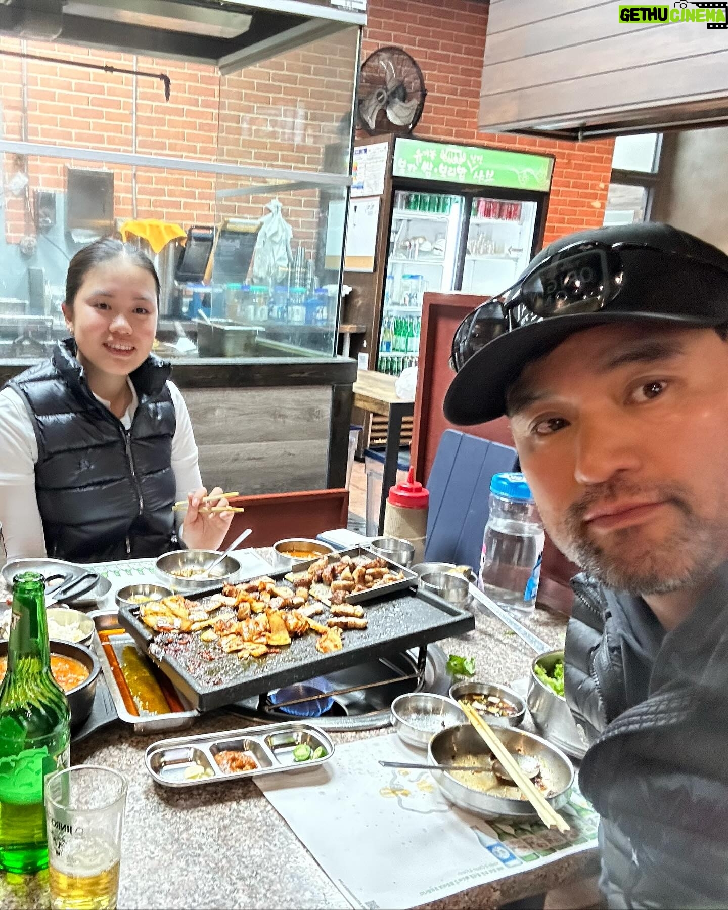 Park Chan-ho - 6.6K Likes - 큰딸과 3일간의 여행을 마치고. 골프대회 마지막날 좀 부족했던 결과, 그래도 6등으로 마무리. 축하한다. 눈물을 머금고 우리는 집으로 향하던 먼길중간에 삼겹살을 작살내고 왔다. #삼겹살 #김치볶음밥 #누룽지밥 #우리의맛
