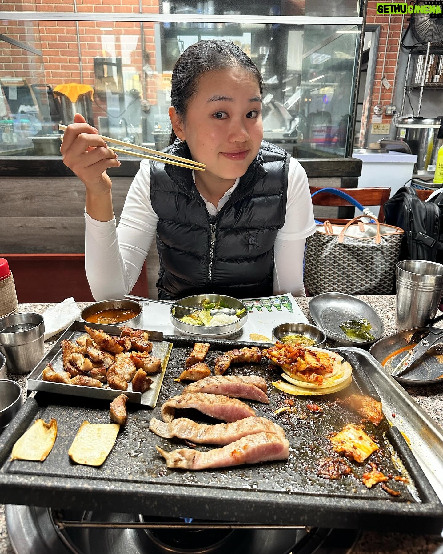 Park Chan-ho - 6.6K Likes - 큰딸과 3일간의 여행을 마치고. 골프대회 마지막날 좀 부족했던 결과, 그래도 6등으로 마무리. 축하한다. 눈물을 머금고 우리는 집으로 향하던 먼길중간에 삼겹살을 작살내고 왔다. #삼겹살 #김치볶음밥 #누룽지밥 #우리의맛