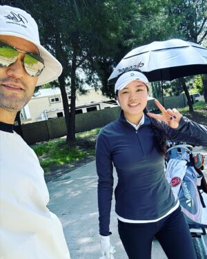 Park Chan-ho Instagram - 시합날은 항상 긴장감과 두려움이 무거운 옷을 입힌다.  애린이도 오늘 시합장으로 가는 길이 무거워보였다.  이른 아침부터 이동해야하는 지라 피곤함까지 더해 보였다.  무엇이 두렵냐는 아버지의 질문에 미스샷들이 나올것 같고 그에 따른 결과에 대한 걱정이 있다고 했다.  이내 아버지는 말할 찬스가 온듯 딸에게 긴 스토리를 들려주었다.ㅎㅎ.  아버지는 말야… 오래동안 수많은 시합을 하면서 한번도 긴강감없고 두려움없는 경기를 해본적이 없었다.  그래서 도전인거야…. 많은 시간이 지나고 나니까 알겠더라고…시합장에서 경쟁은 상대가 아니었고 나 자신이었다는 것을… 상대하고의 경쟁은 정작 훈련할때 였다는거야…. 훈련할때 상대를 겨냥한 경쟁심을 담으면 지침이없고 더욱 노력하게 된다는거야…. 그러니 시합장에서는 결국 내가 훈련한것들을 그대로 재현하는 집중만 하면되는거야… 그래서 시합은 결국 자신과의 경쟁인거야.  시합은 훈련처럼, 훈련은 시합처럼 이라는 말이있다.  자신의 훈련이 어떠했는지 알고 최선을 다하는 거야…. 침착하게 하나하나씩 만들어가면서 재미를 느낄수있어야한다 우리딸.  분명 재믿으면 잘 될거다.  화이팅!  그런데 애린이는 차안에서 아버지의 이야기를 들으면서 잠들어버렸습니다.  침착하게 하나씩 다듬어 가면서 시합을 풀어가는 모습이 좋았습니다.  가끔 미스가 나오면 연속으로 두번을 하지않았습니다.  축하한다 박애린!
