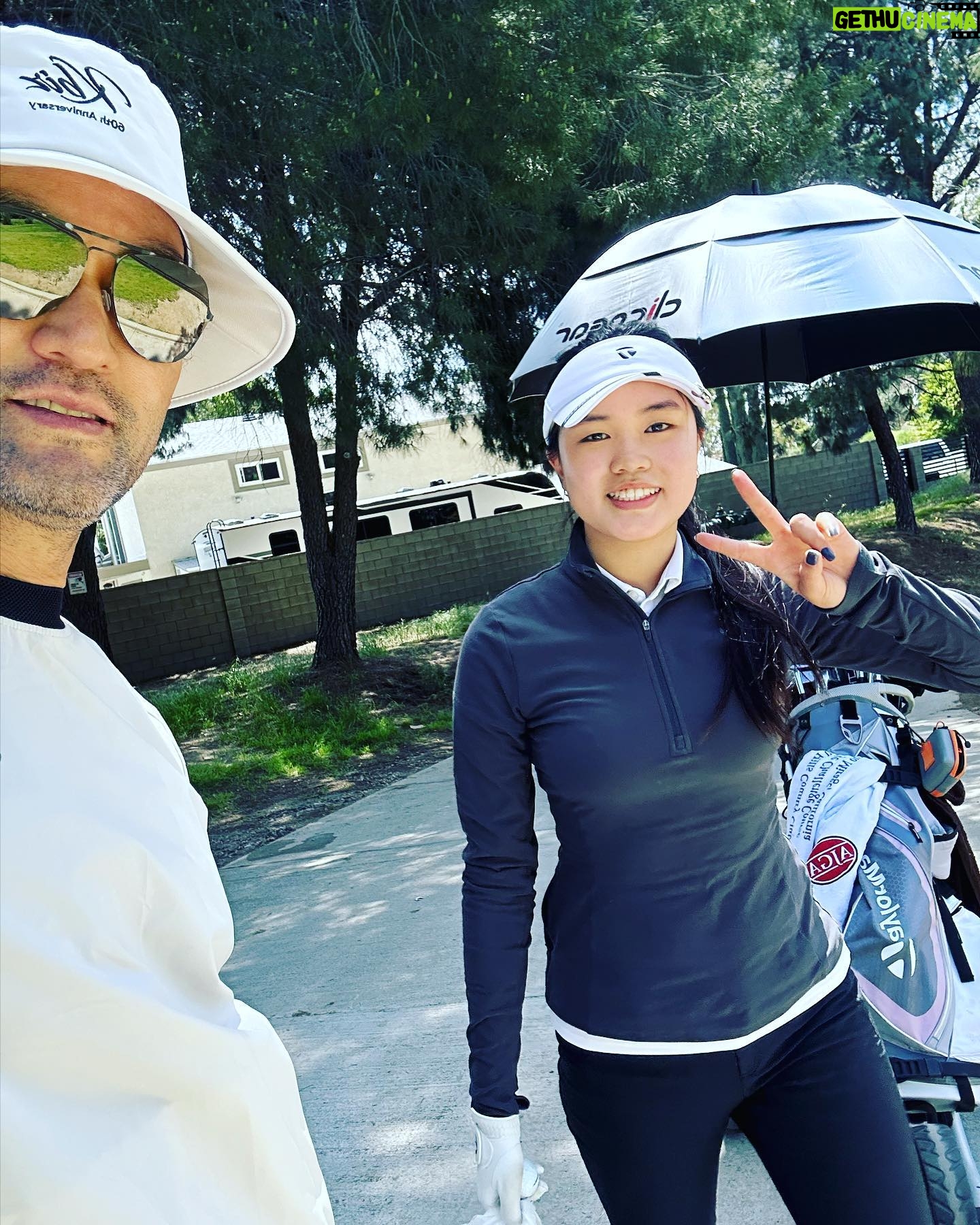 Park Chan-ho - 7.9K Likes - 시합날은 항상 긴장감과 두려움이 무거운 옷을 입힌다. 애린이도 오늘 시합장으로 가는 길이 무거워보였다. 이른 아침부터 이동해야하는 지라 피곤함까지 더해 보였다. 무엇이 두렵냐는 아버지의 질문에 미스샷들이 나올것 같고 그에 따른 결과에 대한 걱정이 있다고 했다. 이내 아버지는 말할 찬스가 온듯 딸에게 긴 스토리를 들려주었다.ㅎㅎ. 아버지는 말야… 오래동안 수많은 시합을 하면서 한번도 긴강감없고 두려움없는 경기를 해본적이 없었다. 그래서 도전인거야…. 많은 시간이 지나고 나니까 알겠더라고…시합장에서 경쟁은 상대가 아니었고 나 자신이었다는 것을… 상대하고의 경쟁은 정작 훈련할때 였다는거야…. 훈련할때 상대를 겨냥한 경쟁심을 담으면 지침이없고 더욱 노력하게 된다는거야…. 그러니 시합장에서는 결국 내가 훈련한것들을 그대로 재현하는 집중만 하면되는거야… 그래서 시합은 결국 자신과의 경쟁인거야. 시합은 훈련처럼, 훈련은 시합처럼 이라는 말이있다. 자신의 훈련이 어떠했는지 알고 최선을 다하는 거야…. 침착하게 하나하나씩 만들어가면서 재미를 느낄수있어야한다 우리딸. 분명 재믿으면 잘 될거다. 화이팅! 그런데 애린이는 차안에서 아버지의 이야기를 들으면서 잠들어버렸습니다. 침착하게 하나씩 다듬어 가면서 시합을 풀어가는 모습이 좋았습니다. 가끔 미스가 나오면 연속으로 두번을 하지않았습니다. 축하한다 박애린!