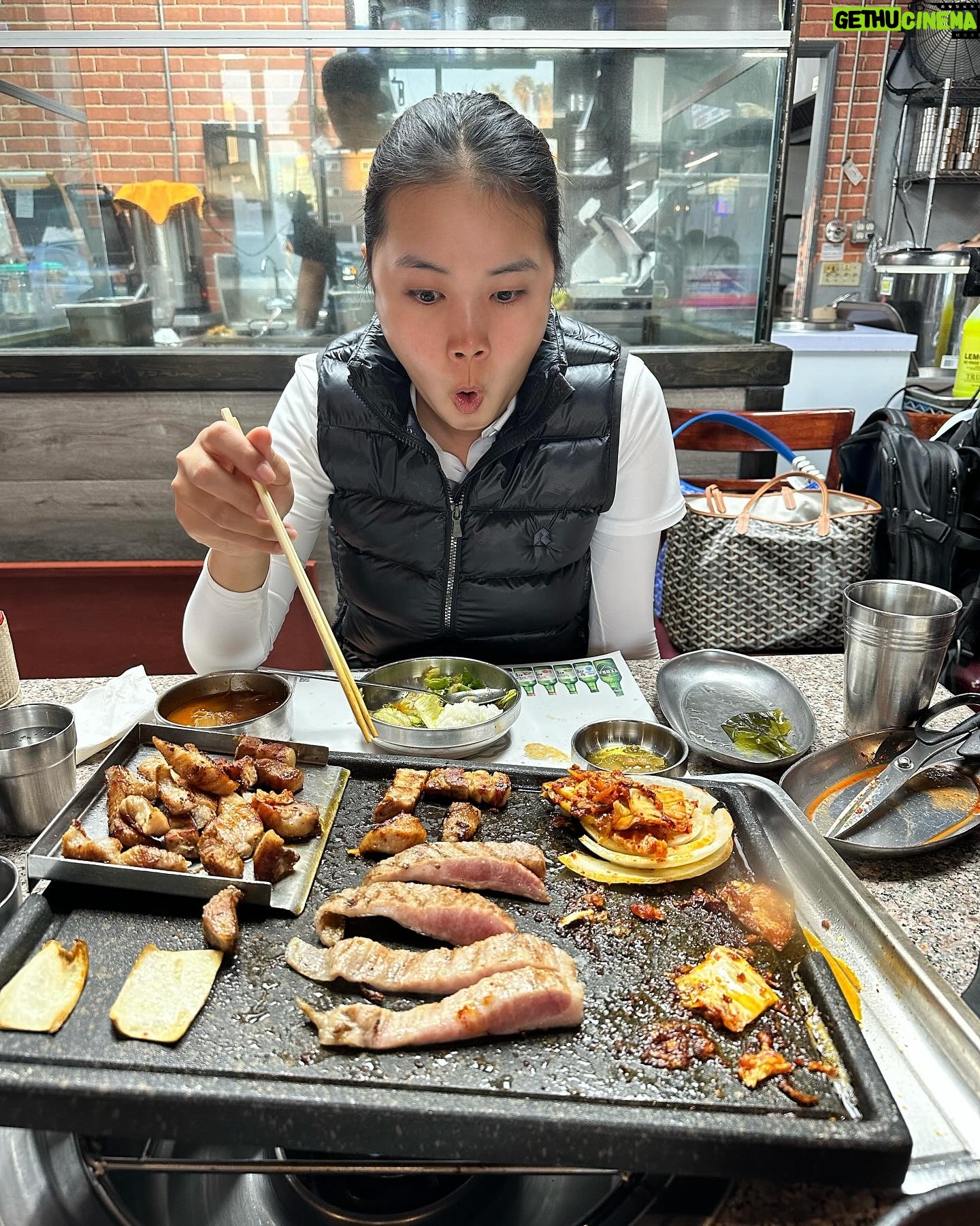 Park Chan-ho - 6.6K Likes - 큰딸과 3일간의 여행을 마치고. 골프대회 마지막날 좀 부족했던 결과, 그래도 6등으로 마무리. 축하한다. 눈물을 머금고 우리는 집으로 향하던 먼길중간에 삼겹살을 작살내고 왔다. #삼겹살 #김치볶음밥 #누룽지밥 #우리의맛