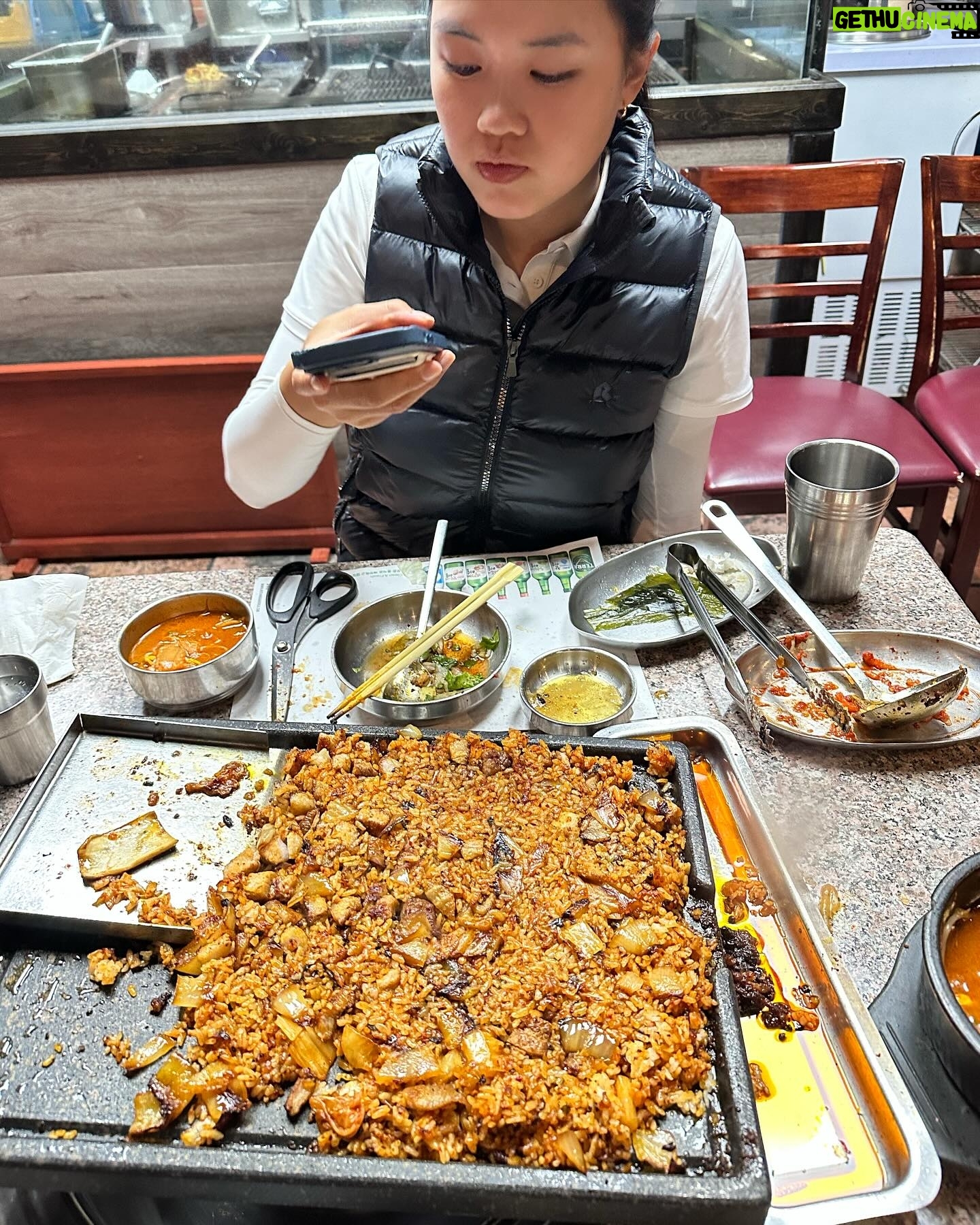 Park Chan-ho - 6.6K Likes - 큰딸과 3일간의 여행을 마치고. 골프대회 마지막날 좀 부족했던 결과, 그래도 6등으로 마무리. 축하한다. 눈물을 머금고 우리는 집으로 향하던 먼길중간에 삼겹살을 작살내고 왔다. #삼겹살 #김치볶음밥 #누룽지밥 #우리의맛