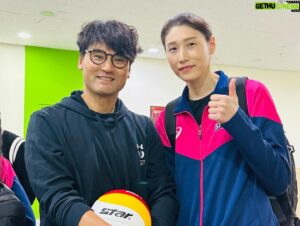 Park Chan-ho Instagram - 2023-3-29 김연경선수

김연경선수경기를 처음으로 직관한다. 
아니 배구경기 관람이 경기장에서는 처음이다. 
35살 연경선수는 대활약한다. 여자배구에서 백전노장인 그는 젊은선수 못지않은 기량을 발휘한다.  최고이다.  멋지다.  대단하다. 영광이다.  역사에 남는 스포츠선수들의 모습을 기억속에 담을수있다는 건 그들을 응원하고 사랑하는 팬들에게는 한시대를 같이 살수있었다는 영광을 주는 일이아닐까 생각한다.  반대로 선수들에게도 그 수많은 열정의 팬들은 그한시대 불태우는 선수의 삶속에 보물이다. 

지금 이곳 경기장내에도 넘치는 열정들과 함성이있다. 핑크와 보라색이 출렁이는 열기속에서 영광과 보물들이 어우러져 역사를 만들고 있다.  그 역사속에 사랑듬뿍받는 김연경선수가 있다.  식빵언니 김연경 그는 역사이고 보물이다. 
  멋지다 연경아…. 화이팅 김연경!!

배구팀은 야구팀 보다 서로간의 스킨쉽이 친밀하고 자주일어난다.  팀워크가 좋아질수 있고 좋아야만 하는 종목이다.  개인의 기량보다 함께 만들어 나가는 스코어들이 쌓여지면서 승리의 탑이 만들어진다. 

한방으로 역전이되는 야구는 ….. #김연경 #배구경기 #직관의즐거움 #승리의여신 #식빵언니 #멋지다연경아