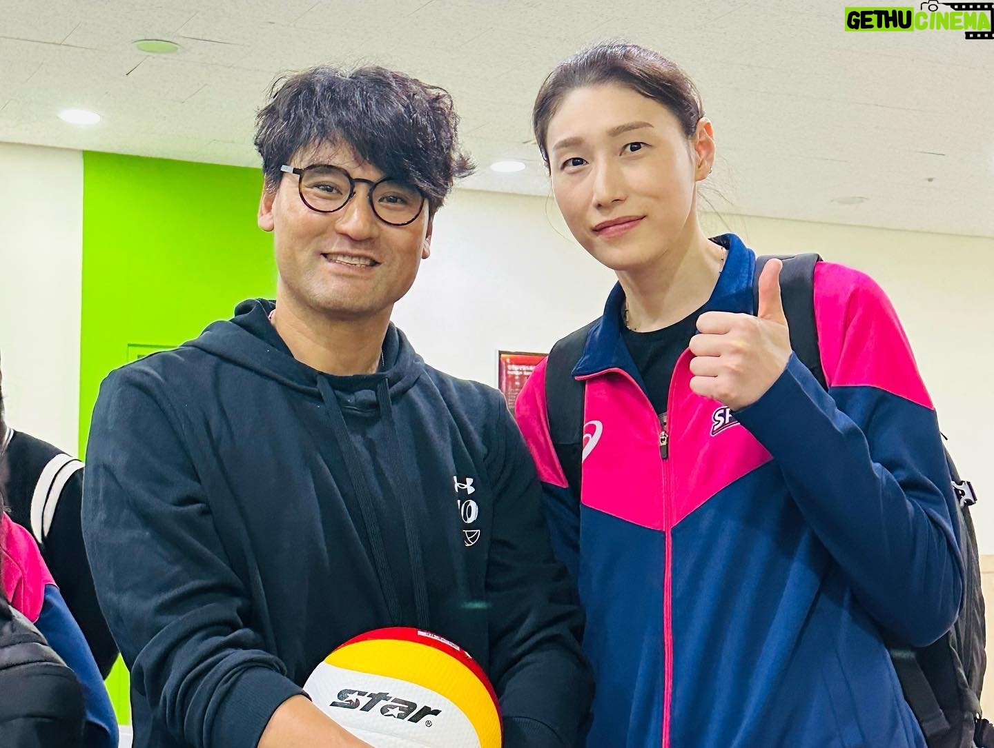 Park Chan-ho - 8K Likes - 2023-3-29 김연경선수
김연경선수경기를 처음으로 직관한다.
아니 배구경기 관람이 경기장에서는 처음이다.
35살 연경선수는 대활약한다. 여자배구에서 백전노장인 그는 젊은선수 못지않은 기량을 발휘한다. 최고이다. 멋지다. 대단하다. 영광이다. 역사에 남는 스포츠선수들의 모습을 기억속에 담을수있다는 건 그들을 응원하고 사랑하는 팬들에게는 한시대를 같이 살수있었다는 영광을 주는 일이아닐까 생각한다. 반대로 선수들에게도 그 수많은 열정의 팬들은 그한시대 불태우는 선수의 삶속에 보물이다.
지금 이곳 경기장내에도 넘치는 열정들과 함성이있다. 핑크와 보라색이 출렁이는 열기속에서 영광과 보물들이 어우러져 역사를 만들고 있다. 그 역사속에 사랑듬뿍받는 김연경선수가 있다. 식빵언니 김연경 그는 역사이고 보물이다.
멋지다 연경아…. 화이팅 김연경!!
배구팀은 야구팀 보다 서로간의 스킨쉽이 친밀하고 자주일어난다. 팀워크가 좋아질수 있고 좋아야만 하는 종목이다. 개인의 기량보다 함께 만들어 나가는 스코어들이 쌓여지면서 승리의 탑이 만들어진다.
한방으로 역전이되는 야구는 ….. #김연경 #배구경기 #직관의즐거움 #승리의여신 #식빵언니 #멋지다연경아
