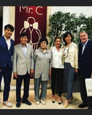Park Chan-ho Instagram - 5년전 저녁만찬에서 나누던 추억의 스토리가 이제 30년전 스토리가 되었다.  30년…. 30년전 가을, 한국에 있는 젊은 대학선수를 스카웃하기위해 메이저리그 명문구단주가 직접 멀리 한국까지 방한하여 그 청년을 만나고 그의 부모를 만나서 약속한다. 나의 아들같이 생각 할것이고 꼭 성공시킬수 있다고 했다.  그리고 역사는 그때의 만남속에서 악수를 하는 순간 시작되었다.  멀리 바다건너 미국에서 살아야하고 부모님과 형제들과도 멀리떨어져 산다는 두려운 생각은 하루가 지나고나서 미국 타자들이 나의 빠른볼을 어떻게 칠까하는 궁금증과 설레임으로 변하기 시작했다.  그리고 바로 2년전쯤 청소년 대표로 LA가서 다저스구장에 갔었던생각, 관중석에서 상상했던 그구장 마운드에서 던지는 나의 모습을 다시 상상하기 시작했다.  꿈은 사소한 호기심과 상상속에서 그려졌다.  나는 호기심과 상상속의 나의 모습을 가지고 미국행 비행기에 올라탔다.  그리고 나의 꿈의 여행은 넓은 태평양 바다를 내려다 보며 시작되었다.  나의 꿈은 갈수록 간절함으로 갔다.  그리고 꿈의 그림이 선명해지기 시작했다.  그러면서 나의 상상의 꿈은 2년 8개월후에 현실이되었다.  우연히 추억의 사진이 올라왔다.  그리고 나는 소중한 이분들의 건강을 위해 간절히 기도한다.  #소중한사람들  #부모님 #양부모님과함께 #오래된추억 #약속을지키는사람 #인복 #호기심 #상상력 #간절함 #꿈의현실 #chanhopark61 #귀레피났나요?