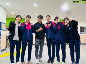 Park Chan-ho Instagram - 2023-3-29 김연경선수

김연경선수경기를 처음으로 직관한다. 
아니 배구경기 관람이 경기장에서는 처음이다. 
35살 연경선수는 대활약한다. 여자배구에서 백전노장인 그는 젊은선수 못지않은 기량을 발휘한다.  최고이다.  멋지다.  대단하다. 영광이다.  역사에 남는 스포츠선수들의 모습을 기억속에 담을수있다는 건 그들을 응원하고 사랑하는 팬들에게는 한시대를 같이 살수있었다는 영광을 주는 일이아닐까 생각한다.  반대로 선수들에게도 그 수많은 열정의 팬들은 그한시대 불태우는 선수의 삶속에 보물이다. 

지금 이곳 경기장내에도 넘치는 열정들과 함성이있다. 핑크와 보라색이 출렁이는 열기속에서 영광과 보물들이 어우러져 역사를 만들고 있다.  그 역사속에 사랑듬뿍받는 김연경선수가 있다.  식빵언니 김연경 그는 역사이고 보물이다. 
  멋지다 연경아…. 화이팅 김연경!!

배구팀은 야구팀 보다 서로간의 스킨쉽이 친밀하고 자주일어난다.  팀워크가 좋아질수 있고 좋아야만 하는 종목이다.  개인의 기량보다 함께 만들어 나가는 스코어들이 쌓여지면서 승리의 탑이 만들어진다. 

한방으로 역전이되는 야구는 ….. #김연경 #배구경기 #직관의즐거움 #승리의여신 #식빵언니 #멋지다연경아