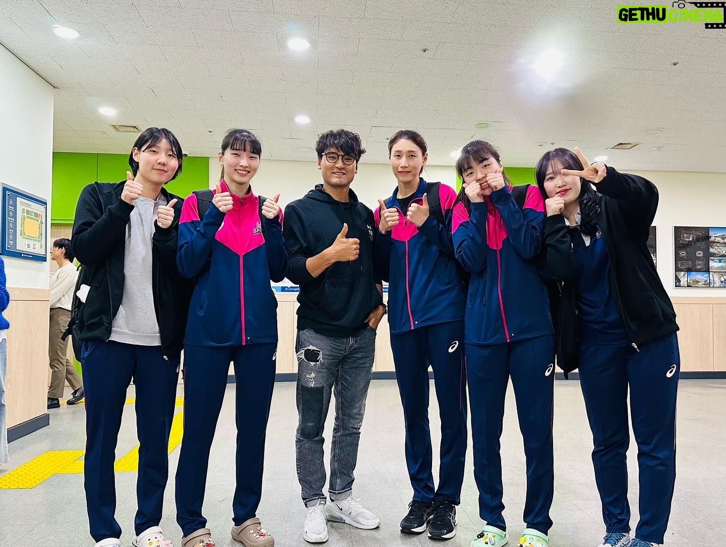 Park Chan-ho - 8K Likes - 2023-3-29 김연경선수
김연경선수경기를 처음으로 직관한다.
아니 배구경기 관람이 경기장에서는 처음이다.
35살 연경선수는 대활약한다. 여자배구에서 백전노장인 그는 젊은선수 못지않은 기량을 발휘한다. 최고이다. 멋지다. 대단하다. 영광이다. 역사에 남는 스포츠선수들의 모습을 기억속에 담을수있다는 건 그들을 응원하고 사랑하는 팬들에게는 한시대를 같이 살수있었다는 영광을 주는 일이아닐까 생각한다. 반대로 선수들에게도 그 수많은 열정의 팬들은 그한시대 불태우는 선수의 삶속에 보물이다.
지금 이곳 경기장내에도 넘치는 열정들과 함성이있다. 핑크와 보라색이 출렁이는 열기속에서 영광과 보물들이 어우러져 역사를 만들고 있다. 그 역사속에 사랑듬뿍받는 김연경선수가 있다. 식빵언니 김연경 그는 역사이고 보물이다.
멋지다 연경아…. 화이팅 김연경!!
배구팀은 야구팀 보다 서로간의 스킨쉽이 친밀하고 자주일어난다. 팀워크가 좋아질수 있고 좋아야만 하는 종목이다. 개인의 기량보다 함께 만들어 나가는 스코어들이 쌓여지면서 승리의 탑이 만들어진다.
한방으로 역전이되는 야구는 ….. #김연경 #배구경기 #직관의즐거움 #승리의여신 #식빵언니 #멋지다연경아