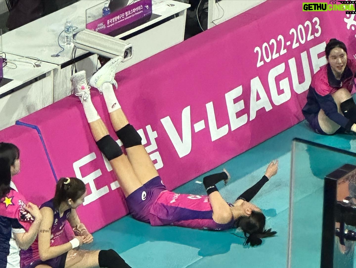 Park Chan-ho - 8K Likes - 2023-3-29 김연경선수
김연경선수경기를 처음으로 직관한다.
아니 배구경기 관람이 경기장에서는 처음이다.
35살 연경선수는 대활약한다. 여자배구에서 백전노장인 그는 젊은선수 못지않은 기량을 발휘한다. 최고이다. 멋지다. 대단하다. 영광이다. 역사에 남는 스포츠선수들의 모습을 기억속에 담을수있다는 건 그들을 응원하고 사랑하는 팬들에게는 한시대를 같이 살수있었다는 영광을 주는 일이아닐까 생각한다. 반대로 선수들에게도 그 수많은 열정의 팬들은 그한시대 불태우는 선수의 삶속에 보물이다.
지금 이곳 경기장내에도 넘치는 열정들과 함성이있다. 핑크와 보라색이 출렁이는 열기속에서 영광과 보물들이 어우러져 역사를 만들고 있다. 그 역사속에 사랑듬뿍받는 김연경선수가 있다. 식빵언니 김연경 그는 역사이고 보물이다.
멋지다 연경아…. 화이팅 김연경!!
배구팀은 야구팀 보다 서로간의 스킨쉽이 친밀하고 자주일어난다. 팀워크가 좋아질수 있고 좋아야만 하는 종목이다. 개인의 기량보다 함께 만들어 나가는 스코어들이 쌓여지면서 승리의 탑이 만들어진다.
한방으로 역전이되는 야구는 ….. #김연경 #배구경기 #직관의즐거움 #승리의여신 #식빵언니 #멋지다연경아
