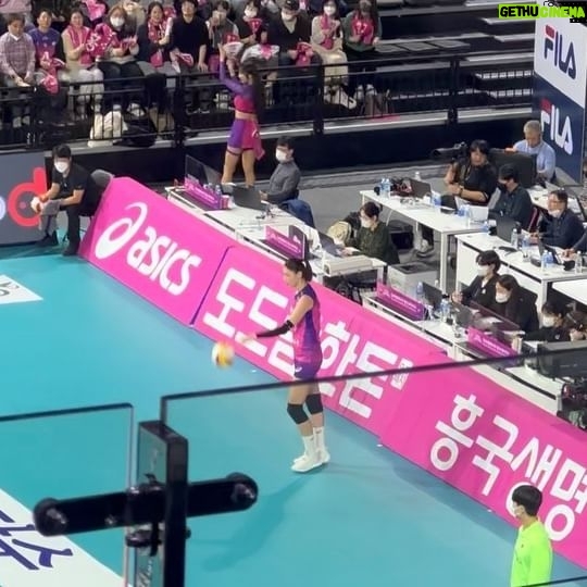 Park Chan-ho - 8K Likes - 2023-3-29 김연경선수
김연경선수경기를 처음으로 직관한다.
아니 배구경기 관람이 경기장에서는 처음이다.
35살 연경선수는 대활약한다. 여자배구에서 백전노장인 그는 젊은선수 못지않은 기량을 발휘한다. 최고이다. 멋지다. 대단하다. 영광이다. 역사에 남는 스포츠선수들의 모습을 기억속에 담을수있다는 건 그들을 응원하고 사랑하는 팬들에게는 한시대를 같이 살수있었다는 영광을 주는 일이아닐까 생각한다. 반대로 선수들에게도 그 수많은 열정의 팬들은 그한시대 불태우는 선수의 삶속에 보물이다.
지금 이곳 경기장내에도 넘치는 열정들과 함성이있다. 핑크와 보라색이 출렁이는 열기속에서 영광과 보물들이 어우러져 역사를 만들고 있다. 그 역사속에 사랑듬뿍받는 김연경선수가 있다. 식빵언니 김연경 그는 역사이고 보물이다.
멋지다 연경아…. 화이팅 김연경!!
배구팀은 야구팀 보다 서로간의 스킨쉽이 친밀하고 자주일어난다. 팀워크가 좋아질수 있고 좋아야만 하는 종목이다. 개인의 기량보다 함께 만들어 나가는 스코어들이 쌓여지면서 승리의 탑이 만들어진다.
한방으로 역전이되는 야구는 ….. #김연경 #배구경기 #직관의즐거움 #승리의여신 #식빵언니 #멋지다연경아