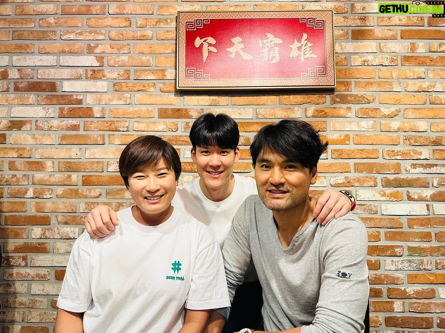 Park Chan-ho - 26.4K Likes - What a dinner the parks had. We had a great time with joyful conversations. The Parks. We missed JSP with us together. 즐겁고 의미있는 이야기를 나누었습니다. 골프, 수영, 그리고 야구 이야기까지…. 우리는 서로의 대화속에서 공통된것을 깨달을 수 있었습니다. 우리들이 격은 지난 시간들 속에는 깊은 인내심들이 있었다는 겁니다. 한순간, 하루만, 다시, 이렇게 한번을 참고 견디며 다시 하다가 결국 인내할 수있는 습관이 생겼고 그 습관은 결국 성공이라는 자리로 아내했던 겁니다. 소중함, 고마움, 그리고 의미있는 시간이었습니다. #의미있는시간 #소중한사람들과 #함께라는 #성겸사 #인성만 #박세리 #박태환 #박가들저녁 #ㅋㅋㅎㅎ