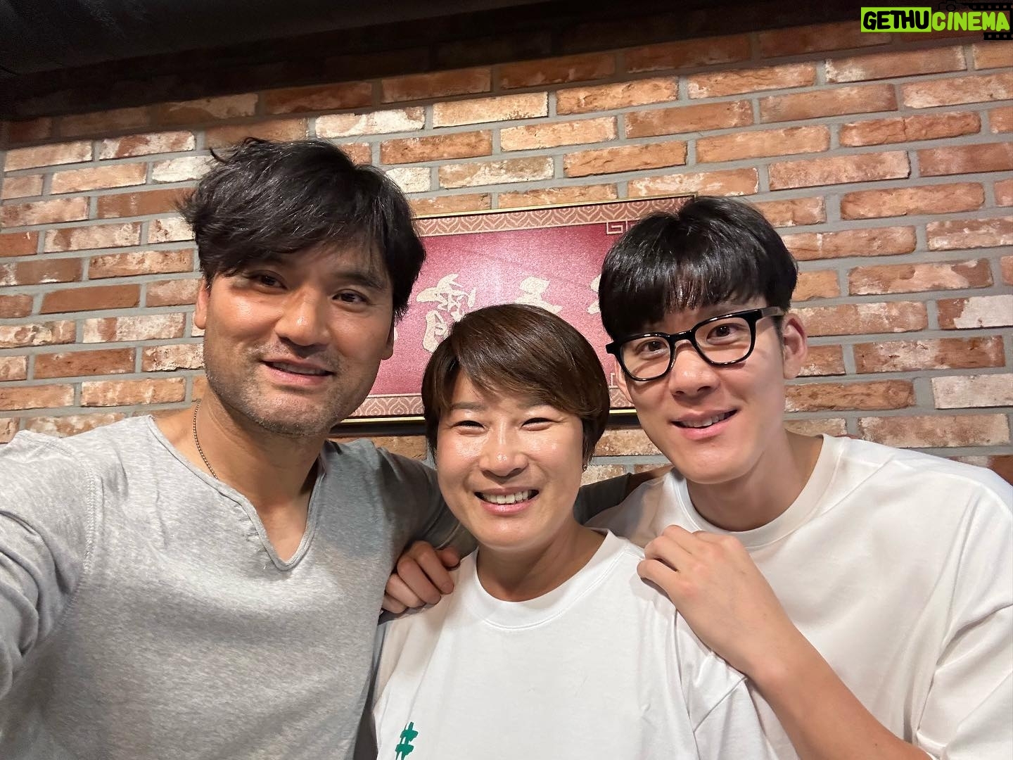 Park Chan-ho - 26.4K Likes - What a dinner the parks had. We had a great time with joyful conversations. The Parks. We missed JSP with us together. 즐겁고 의미있는 이야기를 나누었습니다. 골프, 수영, 그리고 야구 이야기까지…. 우리는 서로의 대화속에서 공통된것을 깨달을 수 있었습니다. 우리들이 격은 지난 시간들 속에는 깊은 인내심들이 있었다는 겁니다. 한순간, 하루만, 다시, 이렇게 한번을 참고 견디며 다시 하다가 결국 인내할 수있는 습관이 생겼고 그 습관은 결국 성공이라는 자리로 아내했던 겁니다. 소중함, 고마움, 그리고 의미있는 시간이었습니다. #의미있는시간 #소중한사람들과 #함께라는 #성겸사 #인성만 #박세리 #박태환 #박가들저녁 #ㅋㅋㅎㅎ