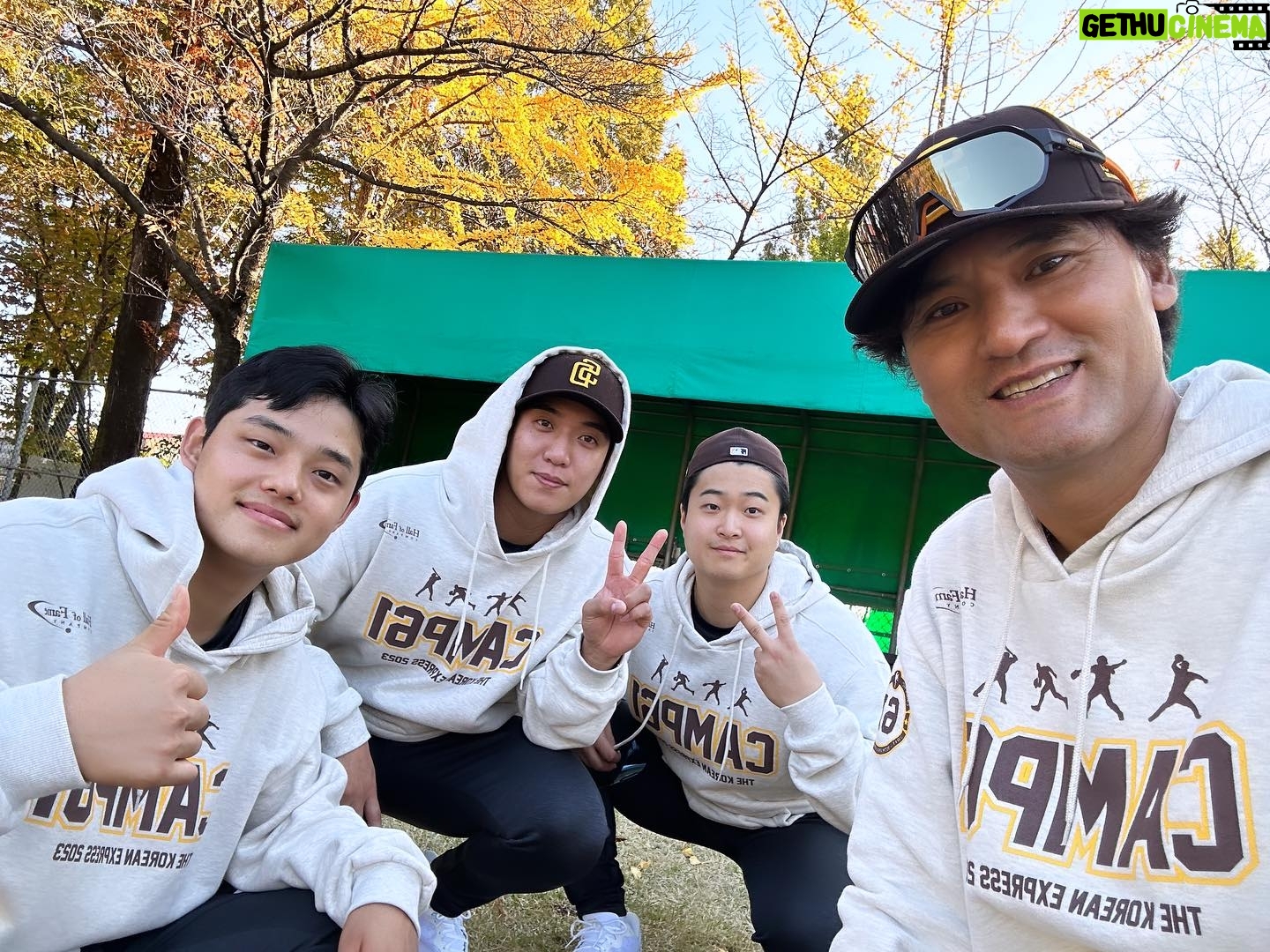 Park Chan-ho - 3.4K Likes - 10번짜의 캠프61의 추억. 아이들의 추억은 꿈이되고 꿈꾸는 아이들은 추억을 먹는다. 아이들에게 좋은 추억을 만들어주고 그추억속에서 함께 하는 시간이 즐겁다. 고통을 참을줄알고, 부끄러움을 극복하고, 귀찮음을 이겨내야 한다는 메세지를 공부하는 시간. 야구를 잘하는 사람으로 성장하기보다 성숙의 멋짐으로 성장하길 바란다는 나의 바램이 이번캠프에 함께한 아이들의 마음안에 잘 자리잡길 바란다. 꿈꾸는 소년들이여 화이팅!!! 캠프61 화이팅. #한국의야구미래 #꿈꾸는아이 #아이들의세계 #camp61 #야구선수
