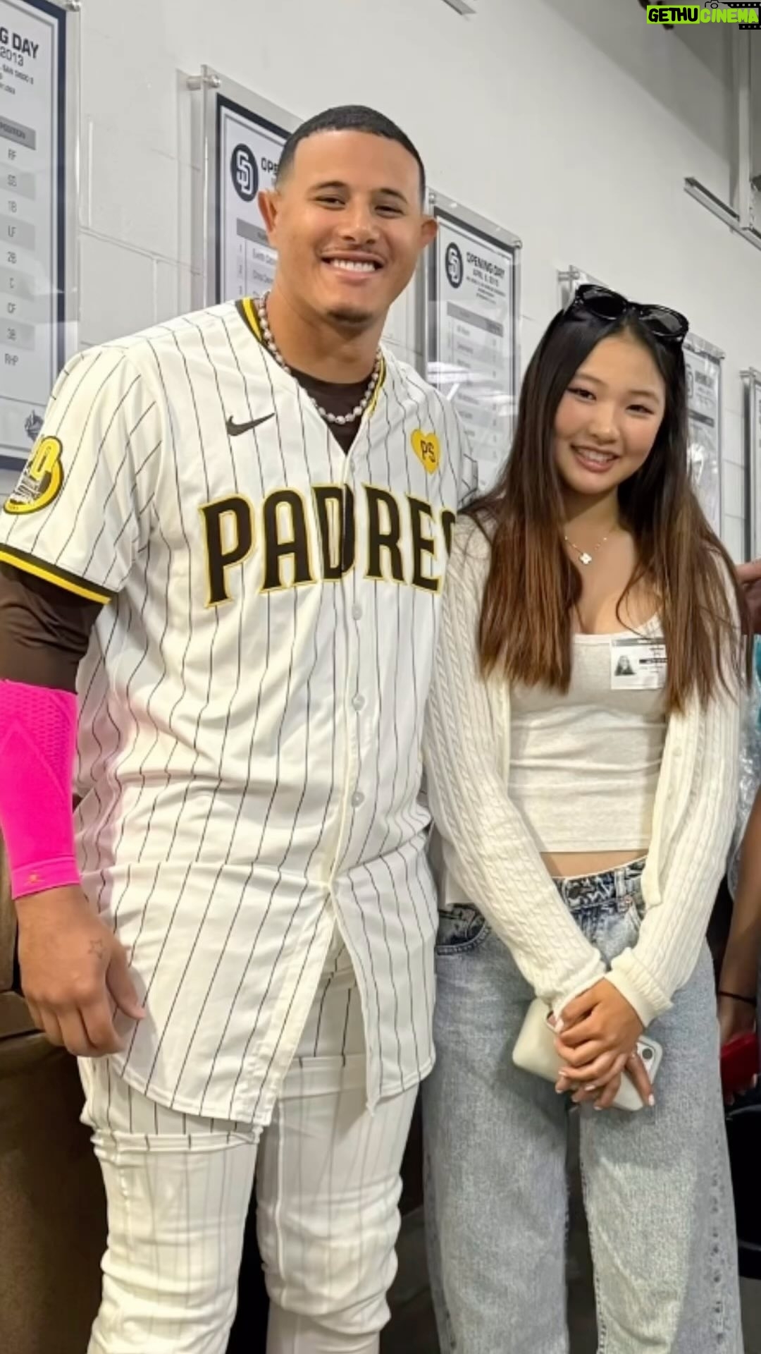 Park Chan-ho - 4.1K Likes - 특별한 시간 특별한 사람들과 추억을 만든다. 오래전 아버지의 흔적을 보여주었다. 그리고 반가운 사람들과의 만남이있었다. 그리고 이모든 시간들은 아이들에게 아주좋은 추억이 될것이다. 미국에서 사는 아이들은 스포츠를 자주 접하게되고 스포츠를 즐기게 된다. 그런 환경속에서 건전하고 순수하게 성장하는 모습이 좋다. 프로스포츠 선수들이 사회에 영양을 줄수있는건 그들이 흘리는 땀에 팬들과 같이 젓어가기 때문일것이다. 친절하고 정겨운 모습으로 아이들에게 추억을 준것 래전드와 현스타들에게 감사하다. #추억스타그램 #sandiegopadres #parksgirls #legend #sportsstar #manymachado #ferandotatisjr #hasungkim7 #trevorhoffman