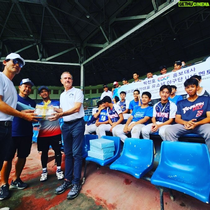 Park Chan-ho - 4.2K Likes - 필리핀에 다녀왔습니다. 그곳에서 야구하는 아이들을 만났습니다. 야구를 좋아하는 그친구들은 나의 이야기를 정말 집중해서 경청하더군요. 프로라는 무대를 꿈꾸지못하는 그친구들에게 무에서 유를 만들수있다는 긍정의 꿈을 그려보라고 했습니다. 그들의 눈빛들을 기억합니다. 언젠가 한국프로야구리그가 동양의 꿈의 무대가 되는 날이 되길 꿈꾸어봅니다. 무에서 유는 작은 상상력에서 시작되며 성공은 작은것들이 쌓여서 유가됩니다. 작은것에 소홀하지않도록 조언했습니다. #philippines #baseball #꿈꾸는아이들 #thedreamers #재능기부 #한국야구의미래 #다문화리그 #edcf #홍보대사