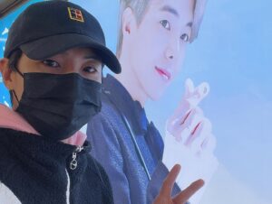 Park Eun-seok Instagram - 그동안 생일축하해주셔서 감사합니다~ 한달동안 생일인 기분이였어요^^ 

Thank you everyone for the birthday wishes. Felt like my birthday was a month long~